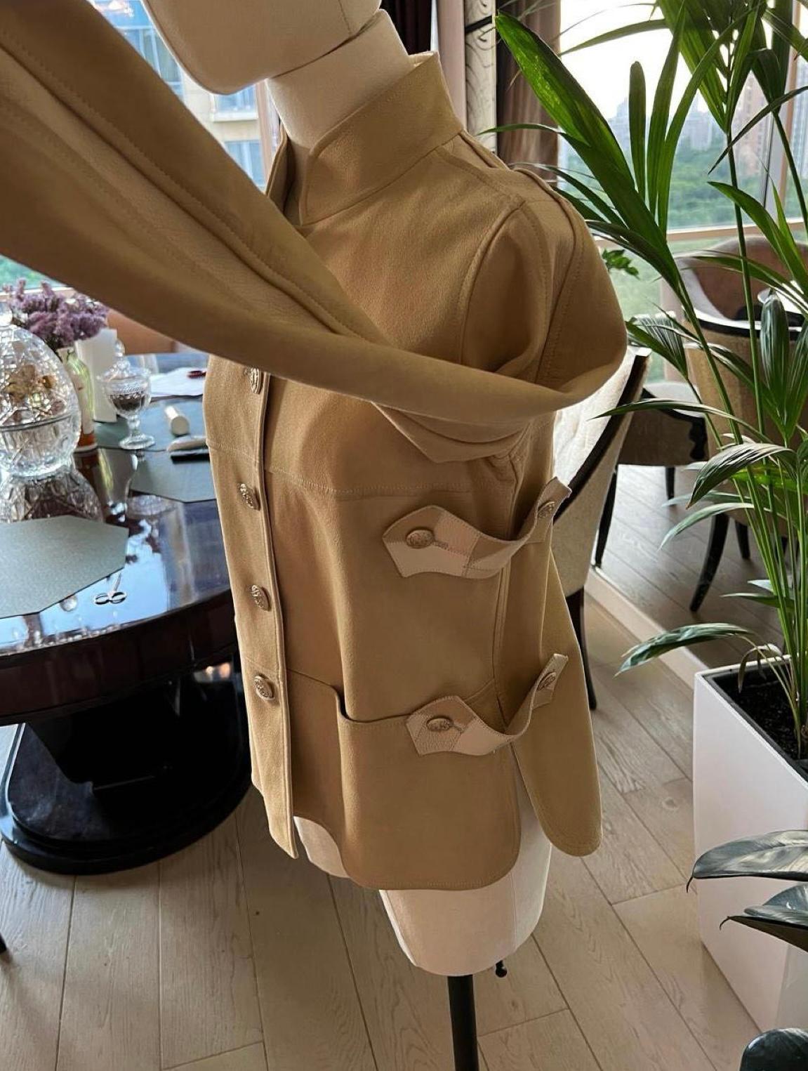 Chanel 13K$ Giacca in pelle beige da passerella 36 FR 3