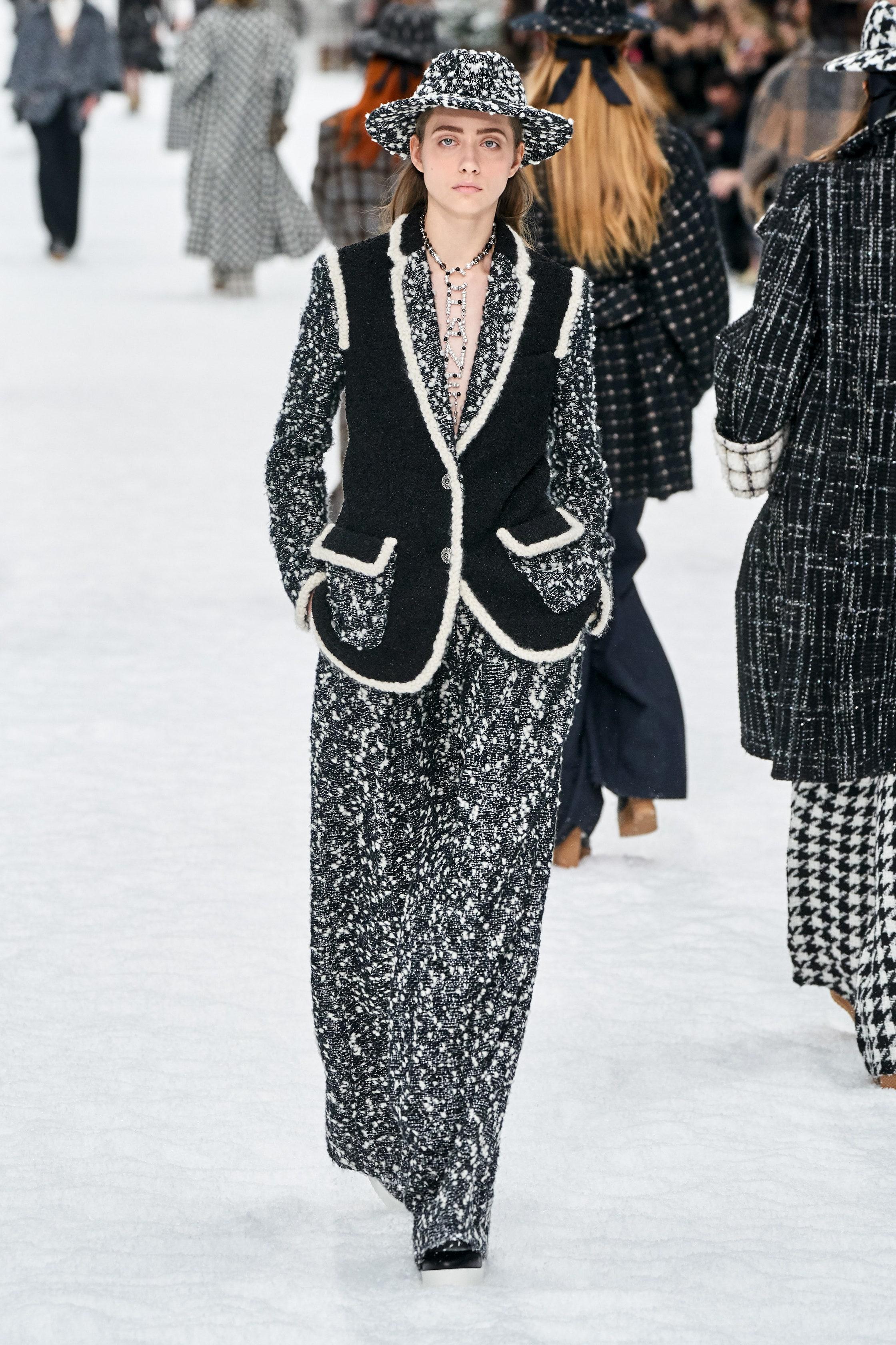 Nero Chanel 13K$ Giacca nera da passerella con decorazioni in paillettes 34 FR in vendita