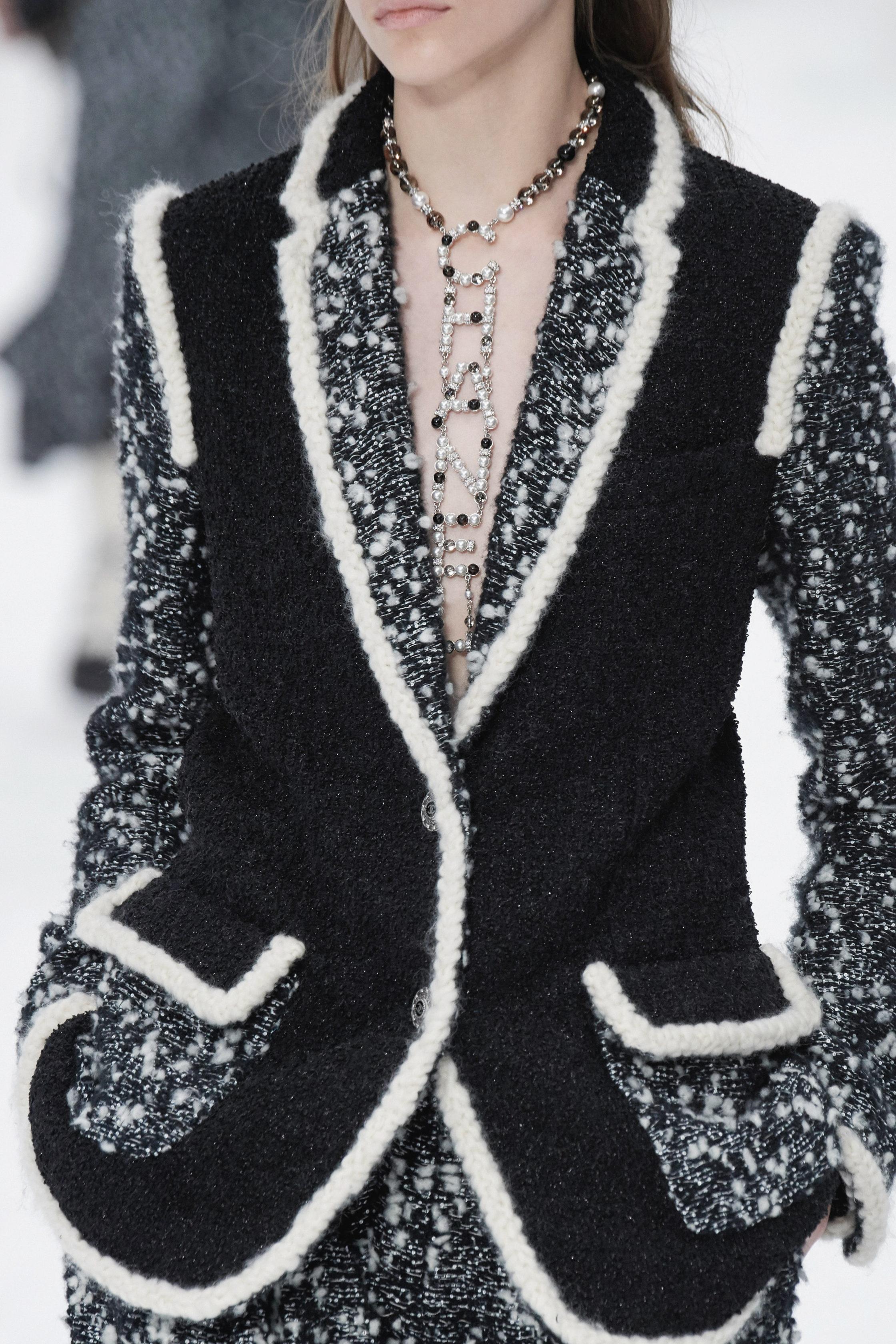 Chanel 13K$ Giacca nera da passerella con decorazioni in paillettes 34 FR In condizioni Nuovo in vendita a Dubai, AE