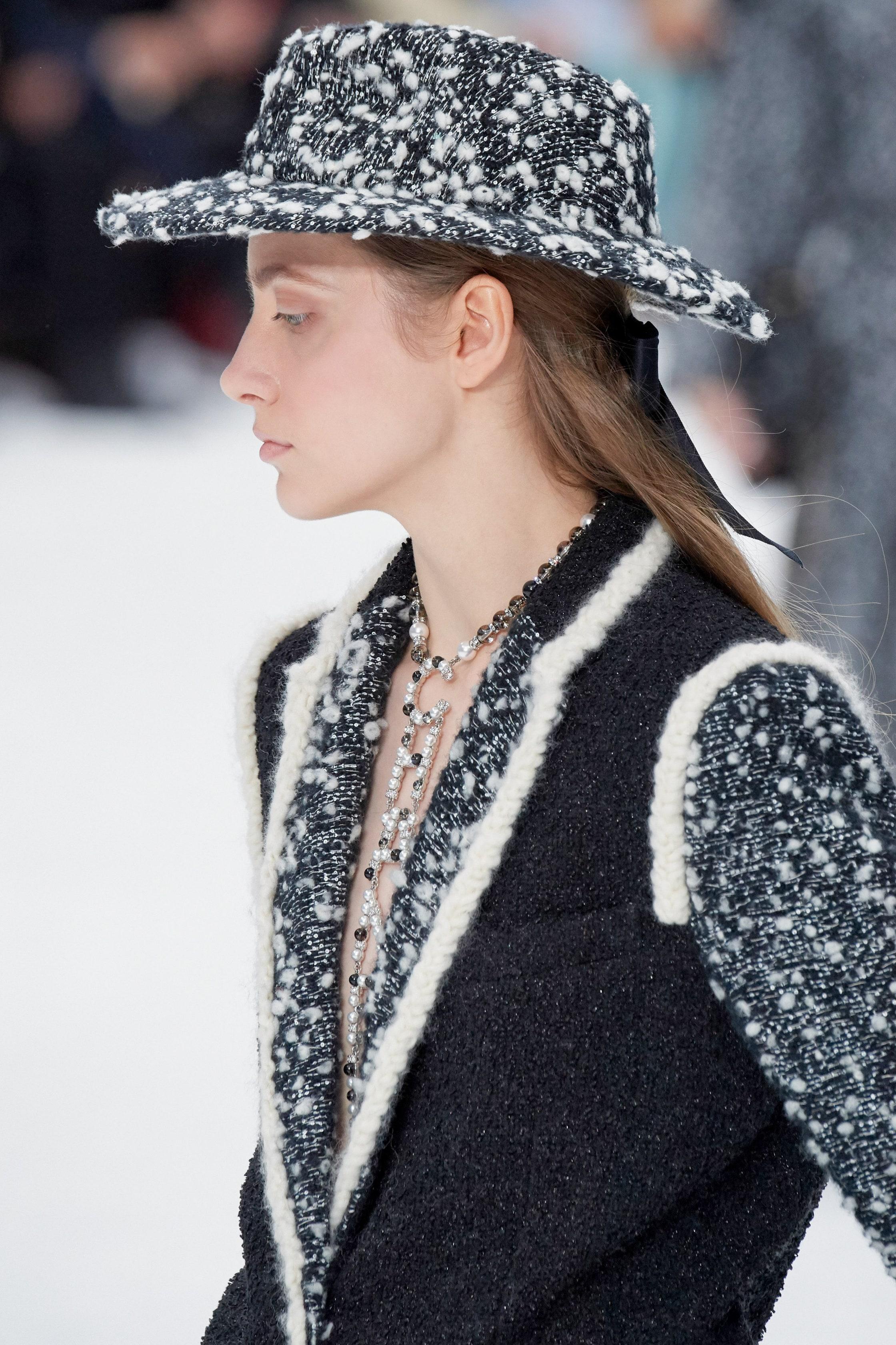 da uomo o donna Chanel 13K$ Giacca nera da passerella con decorazioni in paillettes 34 FR in vendita