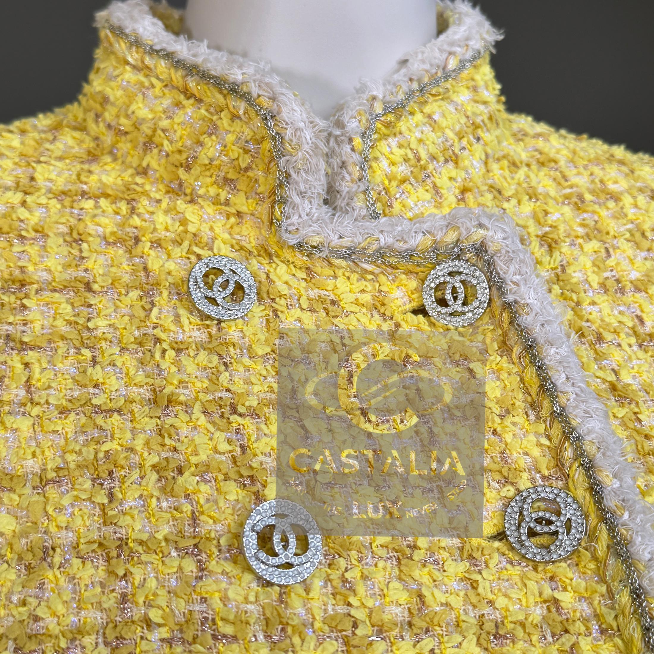 CHANEL 13K$ Statement Sunlight Tweed Jacket with Chain Link Trim 36 FR en vente 6