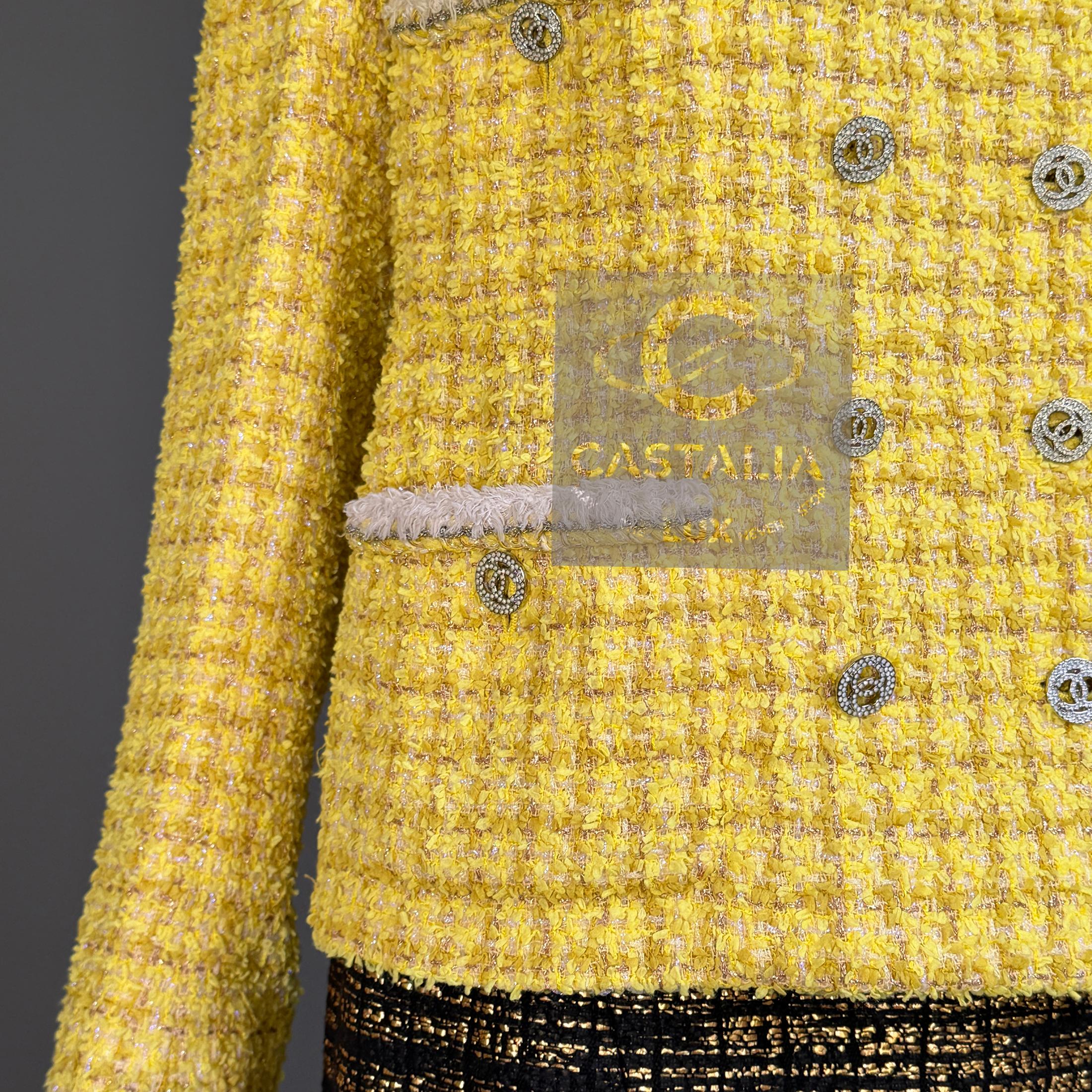 CHANEL 13K$ Statement Sunlight Tweed Jacket with Chain Link Trim 36 FR en vente 9
