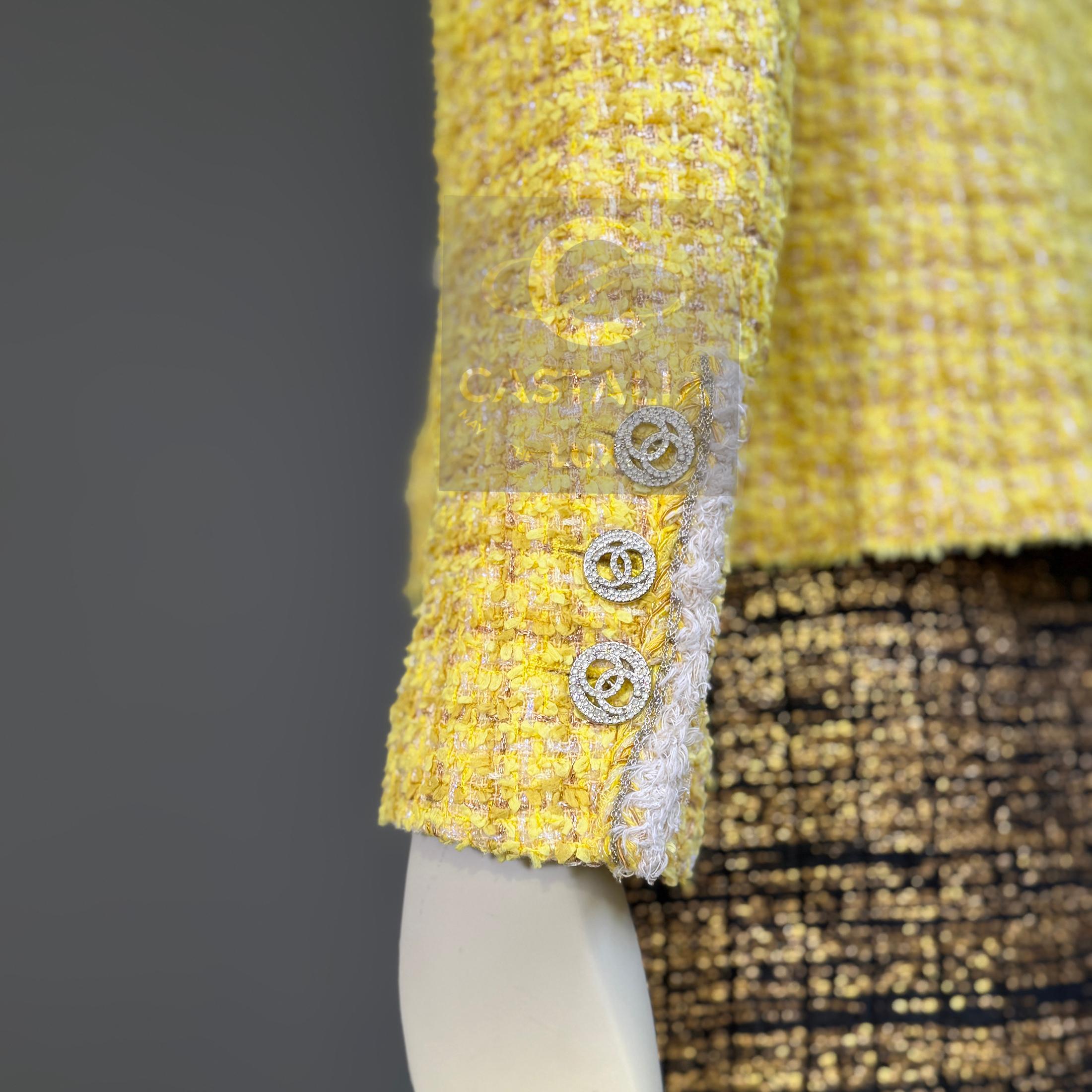 CHANEL 13K$ Statement Sunlight Tweed Jacket with Chain Link Trim 36 FR en vente 10