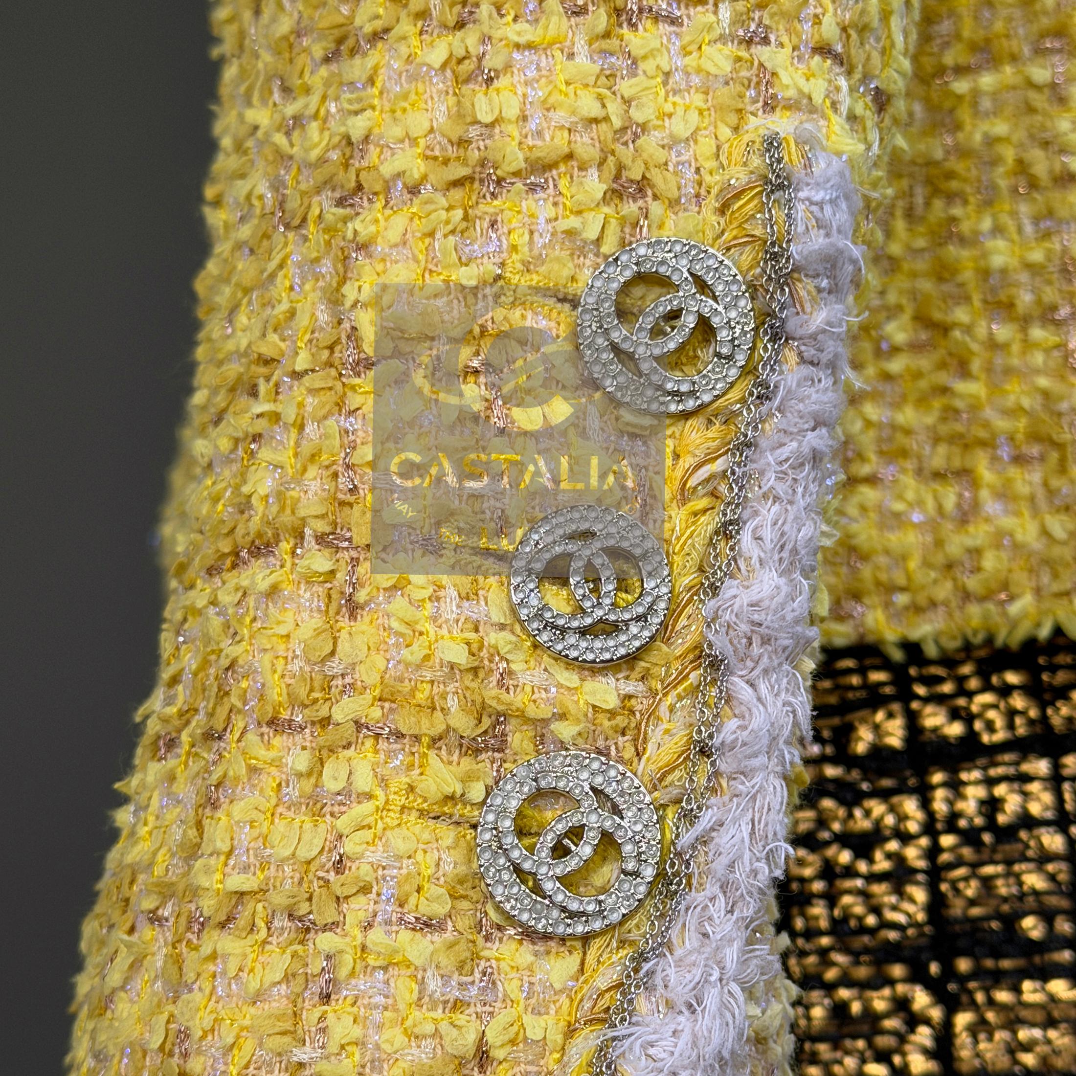 CHANEL 13K$ Statement Sunlight Tweed Jacket with Chain Link Trim 36 FR en vente 11