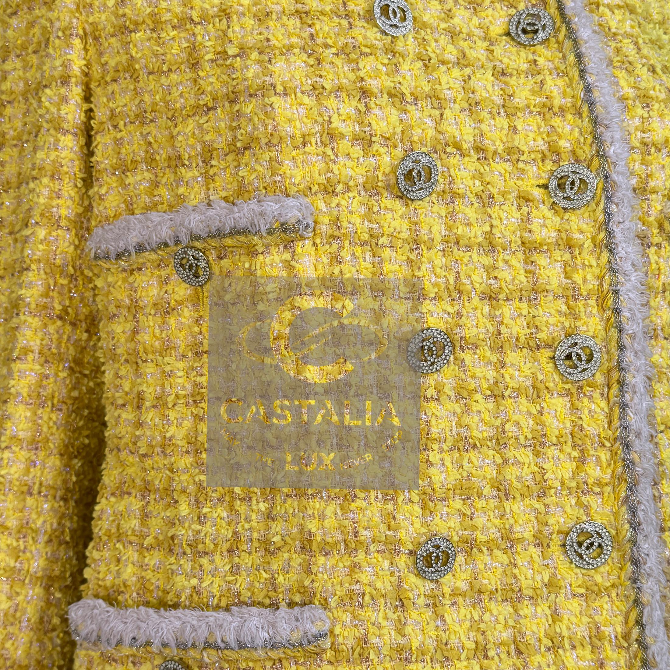 CHANEL 13K$ Statement Sunlight Tweed Jacket with Chain Link Trim 36 FR en vente 12