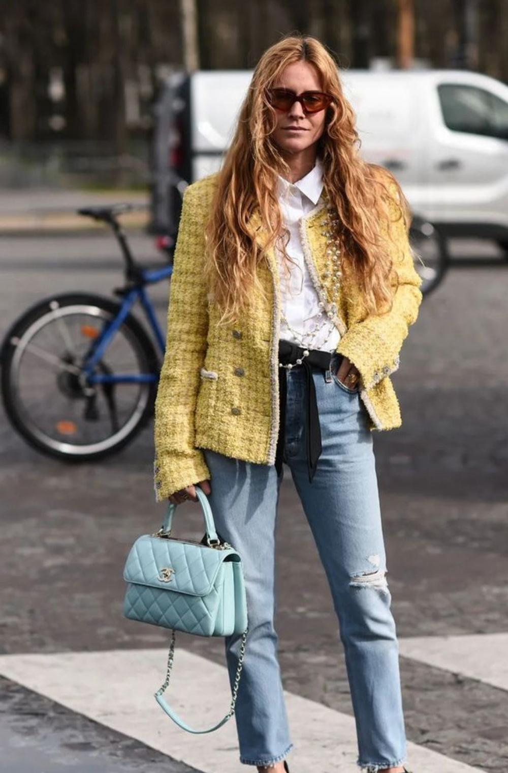 CHANEL  - Veste Sunlight Reverie avec bordures en maillons de chaîne métalliques
~ Une icône intemporelle par Virginie Viard Collectional printemps 2020 ~

- Valeur en boutique : plus de 13 000 dollars - mais sa valeur se situe au-delà du commerce,