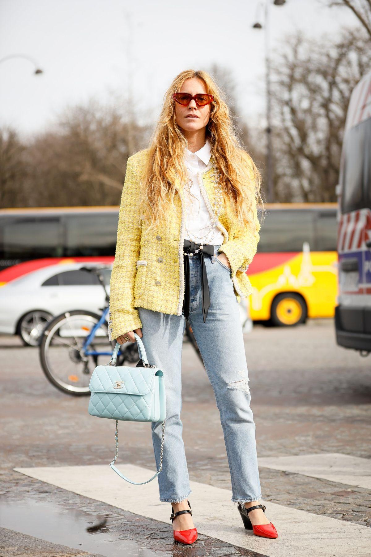 Jaune CHANEL 13K$ Statement Sunlight Tweed Jacket with Chain Link Trim 36 FR en vente