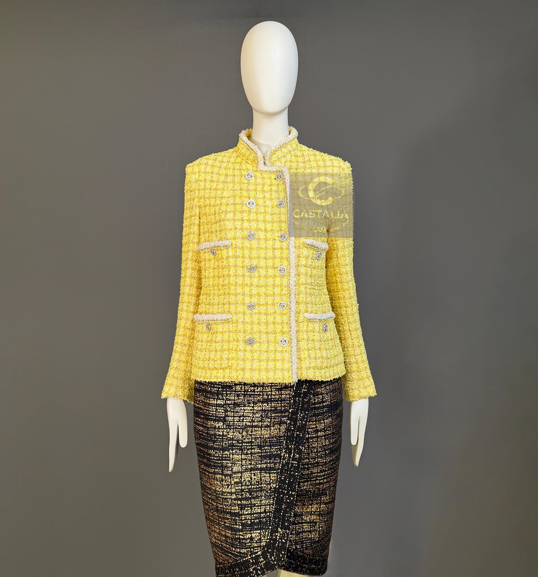 CHANEL 13K$ Statement Sunlight Tweed Jacket with Chain Link Trim 36 FR en vente 3