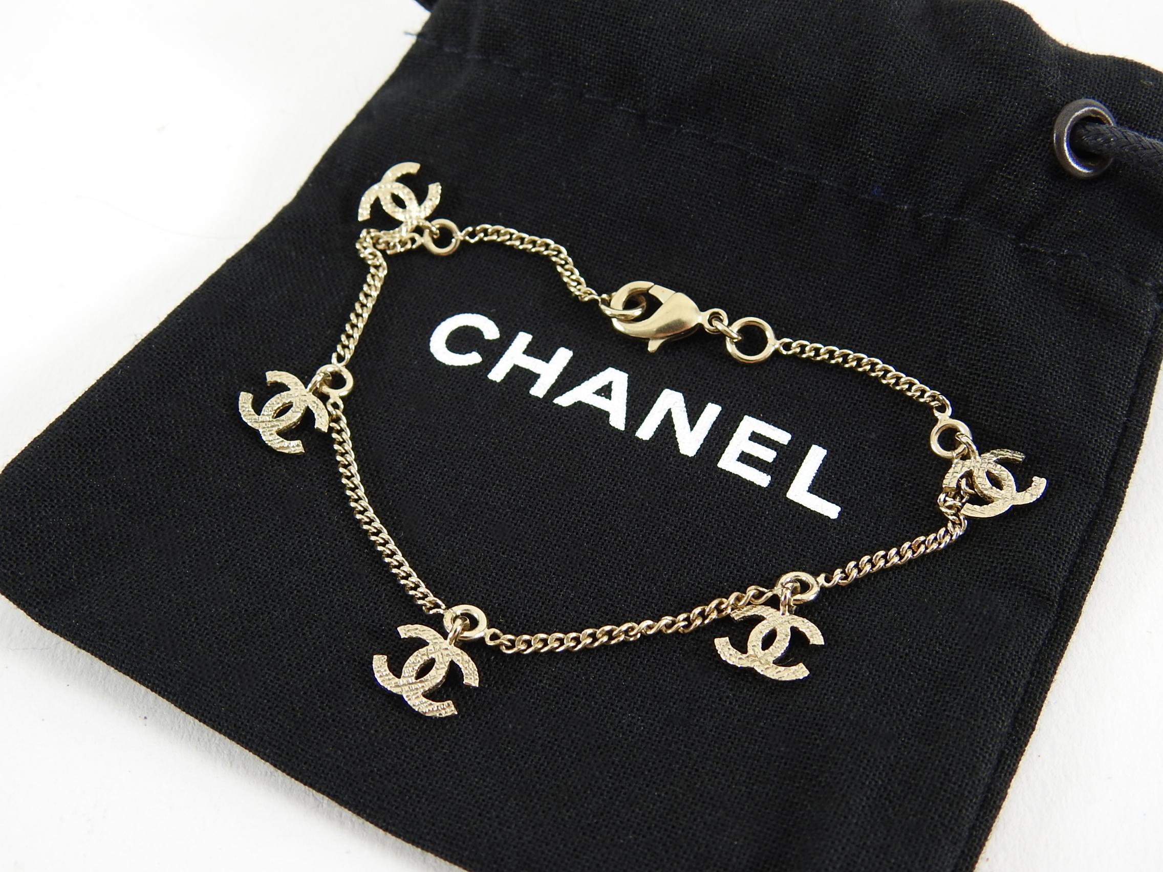 Chanel 13P Gold Dainty CC Charm Chain Bracelet In Excellent Condition In Toronto, ON
