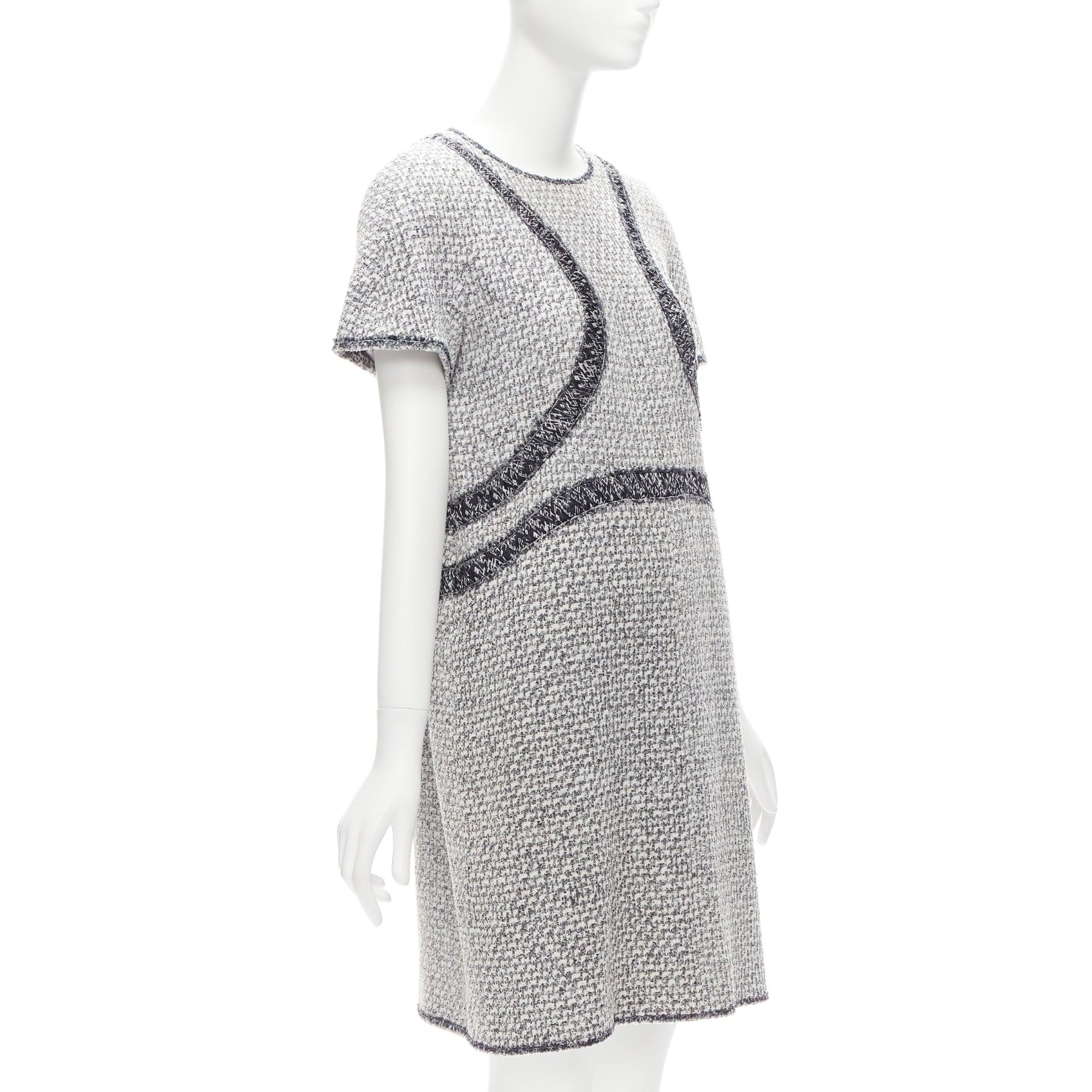 CHANEL 13P grey graphic panels Fantasy Tweed shift dress FR46 3XL
Reference: TGAS/D00888
Brand: Chanel
Designer: Karl Lagerfeld
Collection: 13P
As seen on: Han Hyo Joo
Material: Tweed
Color: Grey
Pattern: Tweed
Closure: Zip
Lining: Grey Silk
Extra
