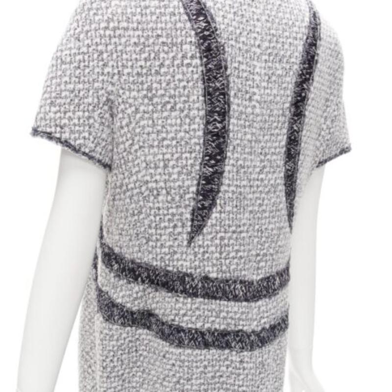 CHANEL 13P Graues Fantasie-Tweed-Shiftkleid aus Tweed mit grafischen Tafeln FR46 3XL
Referenz: TGAS/D00888
Marke: Chanel
Designer: Karl Lagerfeld
Collection'S: 13P
Gesehen bei: Han Hyo Joo
MATERIAL: Tweed
Farbe: Grau
Muster: Tweed
Verschluss: