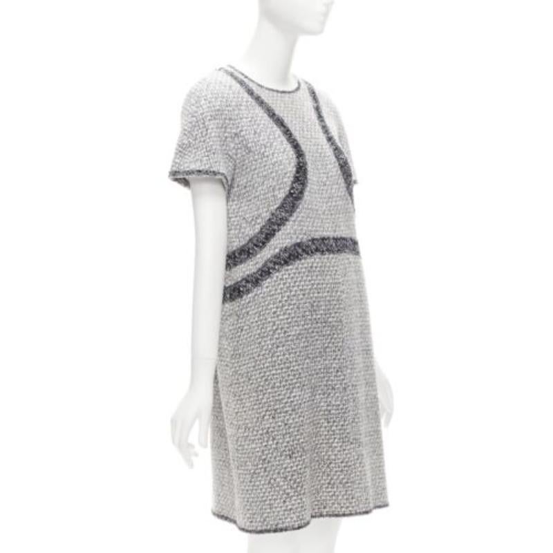 CHANEL 13P Graues Fantasie-Tweed-Shiftkleid aus Tweed mit grafischen Tafeln FR46 3XL im Zustand „Gut“ im Angebot in Hong Kong, NT