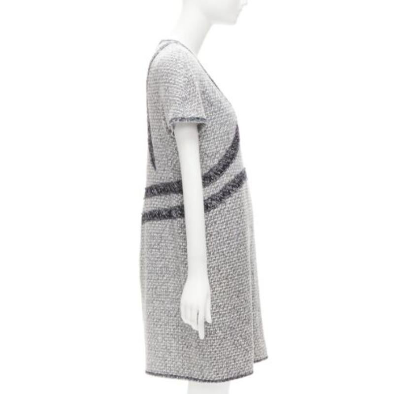 CHANEL 13P Graues Fantasie-Tweed-Shiftkleid aus Tweed mit grafischen Tafeln FR46 3XL Damen im Angebot