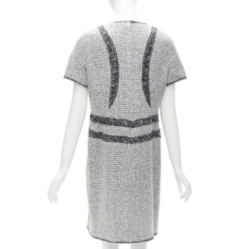 CHANEL 13P Graues Fantasie-Tweed-Shiftkleid aus Tweed mit grafischen Tafeln FR46 3XL im Angebot 1