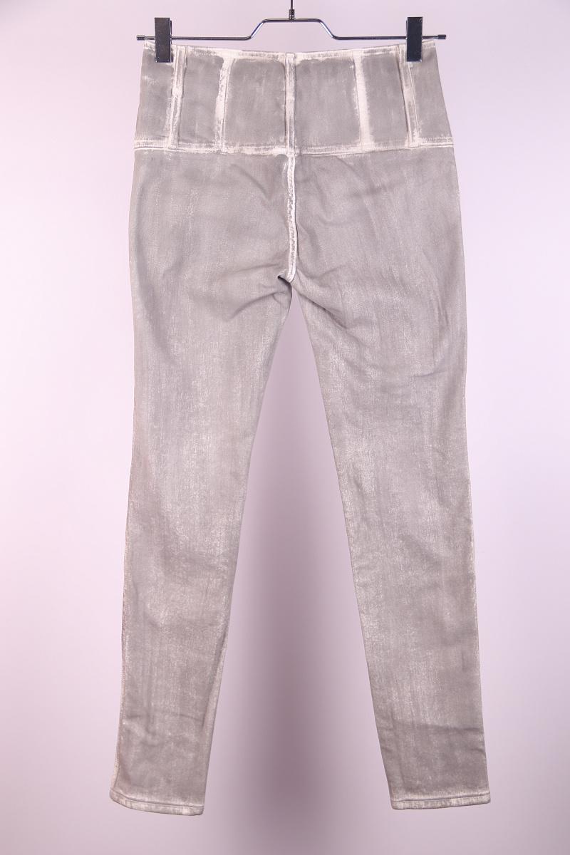Chanel 14A, jeans a vita bassa autunno 2014 della collezione Paris-Dallas.

Mai indossato!

Grigio chiaro stonewashed con bianco su tutte le cuciture. Ci sono due file di passanti per la cintura che seguono le cuciture, quindi se non indossi una