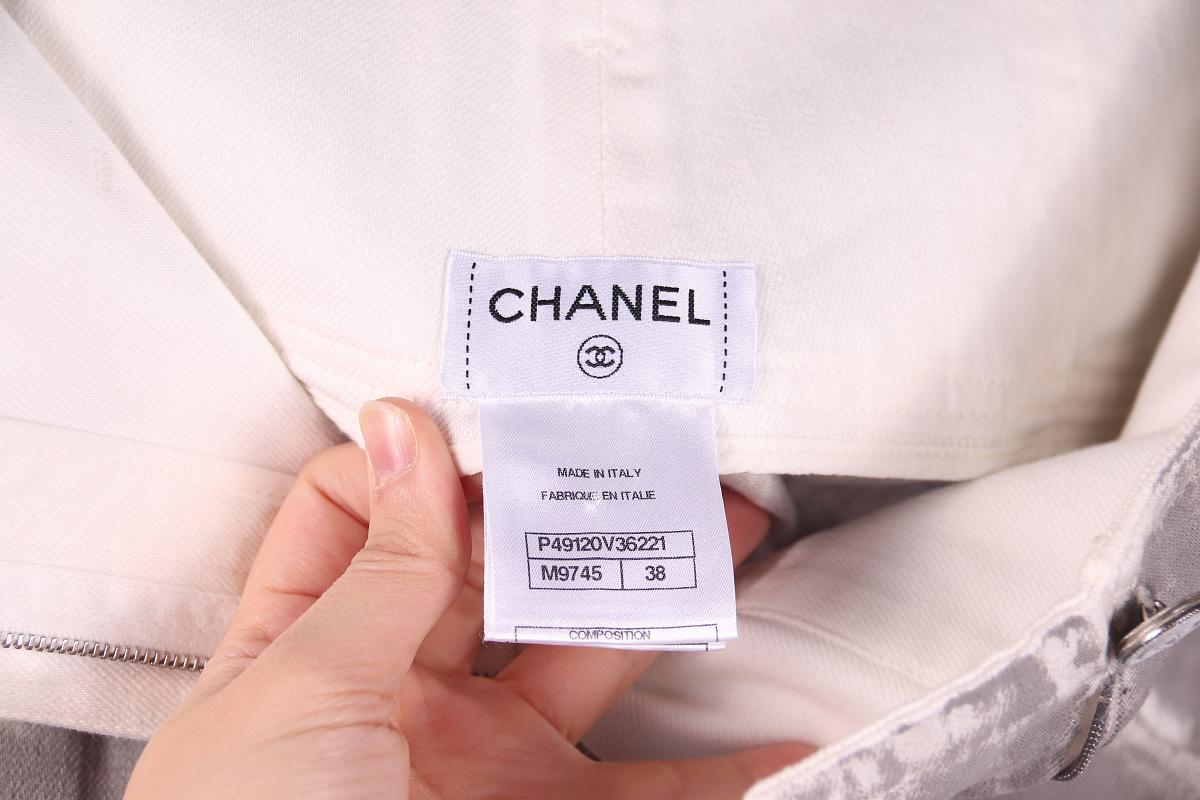 Chanel 14A Paris Dallas Jeans grigio chiaro In condizioni ottime in vendita a Алматинский Почтамт, KZ