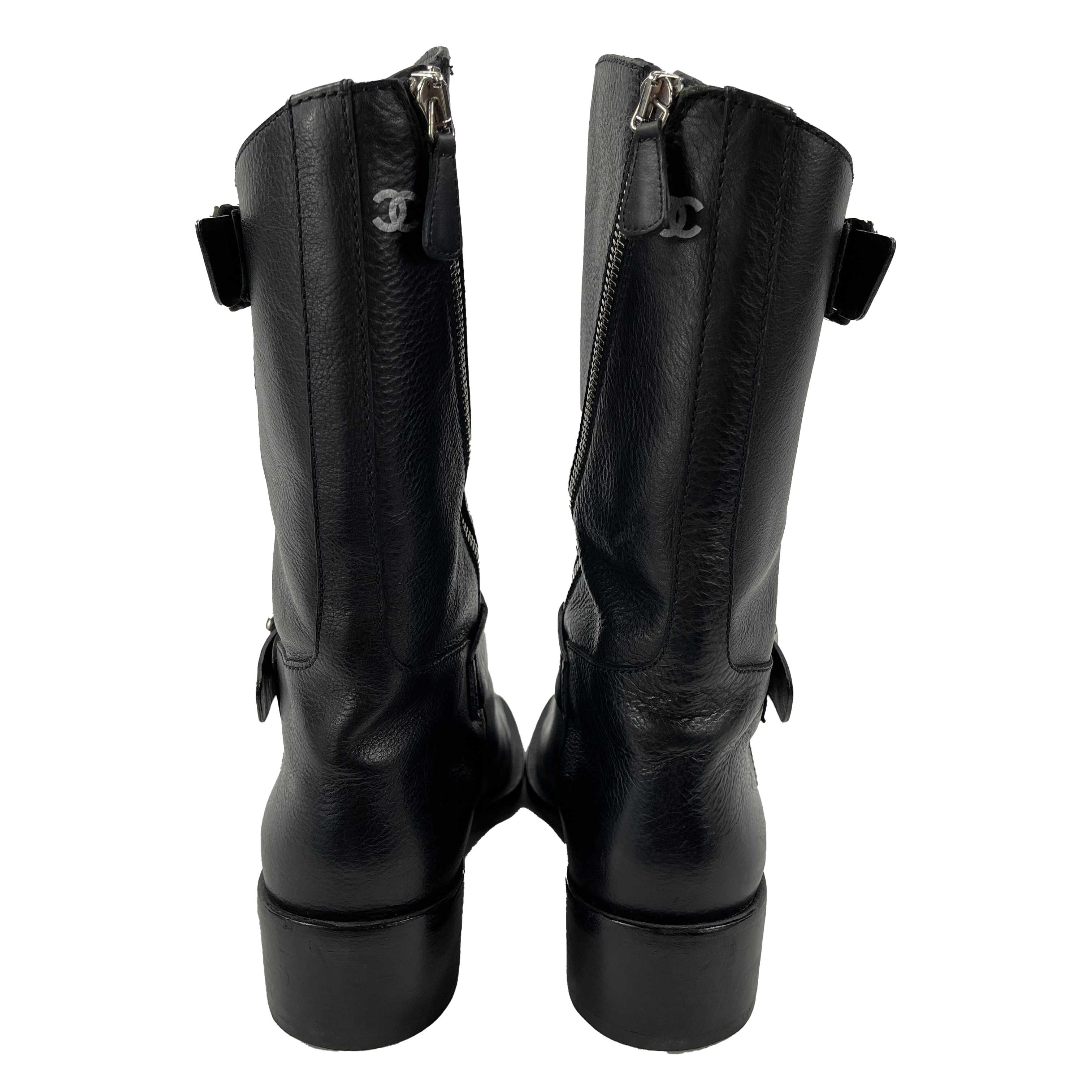 CHANEL - Excellent - 14B Leather Buckle Moto Biker Boots - Black, Silver-Toned Hardware - 38- US 8 - Shoes

Description

These Chanel moto biker boots are from the 2014 Fall/Winter Act 1 Collection.
They are crafted with black leather and