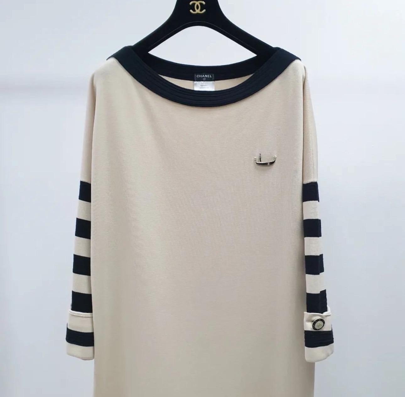 Chanel Coco Gondola 2014 

Chanel Cream and Black Striped Cotton Bateau Day Dress is as comfortable as it is chic

 Large coco mark button on the sleeve

2 each, 4 in total,

It is a very attractive item
Sz.48
Very good condition.
Hanger is not