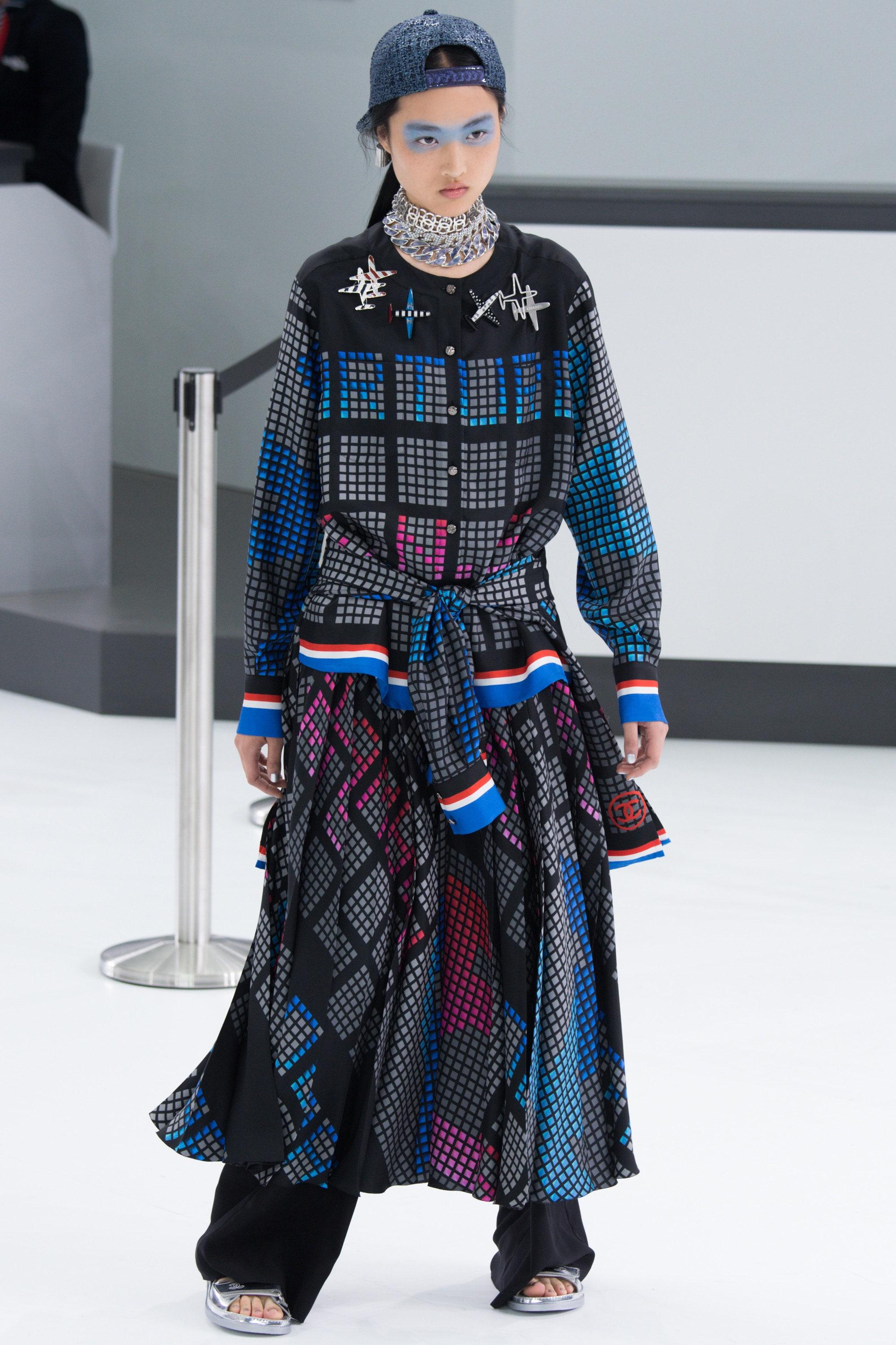  D'une valeur de plus de 14 000 dollars, cette robe n'est pas seulement une robe, mais une carte d'embarquement pour l'itinéraire le plus rare de Chanel : de la piste à l'éternité.

 Une odyssée en soie - 
cette création Chanel au ras du sol, née de