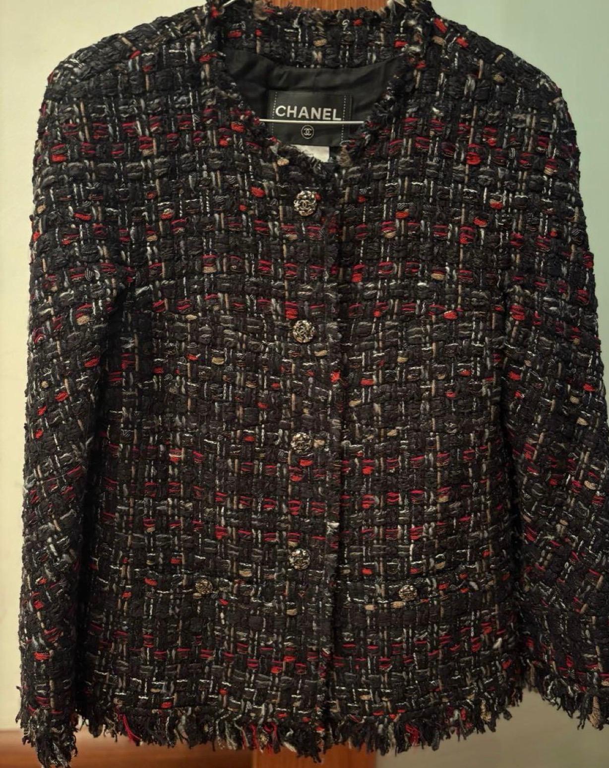 Chanel - Giacca in tweed con nastro nero da collezione
- Collezione 
