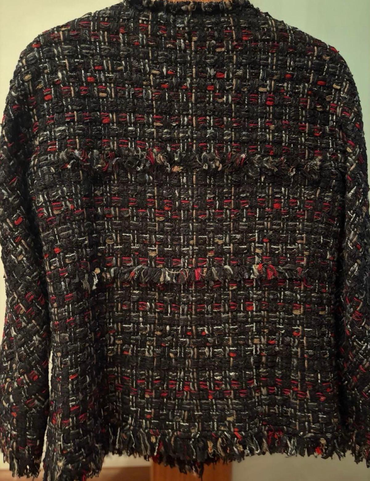 Nero Chanel 14K$ Giacca in tweed con nastro nero 42 FR in vendita