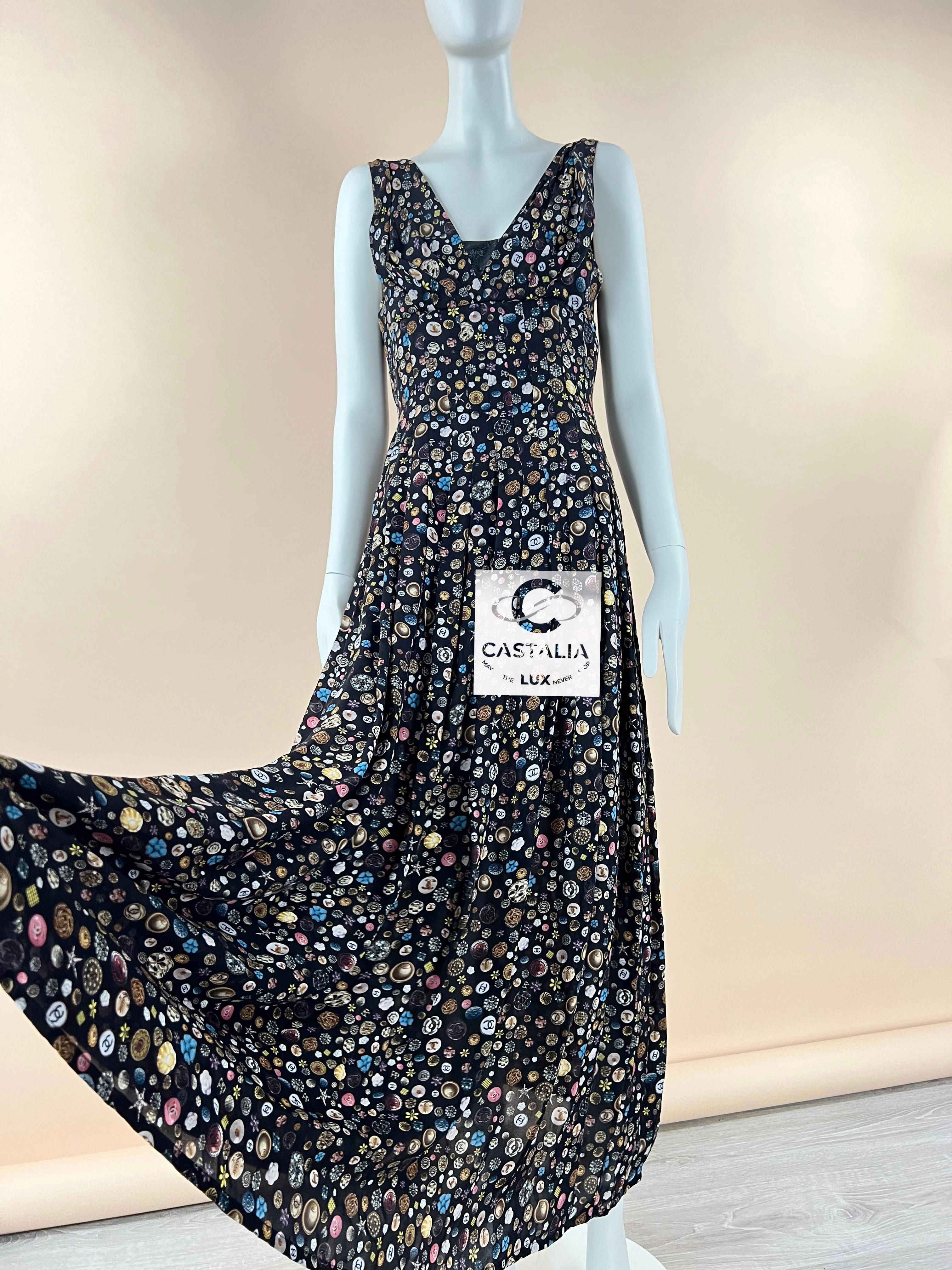 CHANEL - Luxuriöses Maxikleid aus schwarzer Seide mit CC-Sternbild-Print
- Ein seltener Couture-Schatz -
//  Boutique-Wert für ähnliche Silhouetten übersteigt $14.000 -

~  Ein Kleid, das zur Mythologie von Chanel gehört:
ein dunkler, fließender