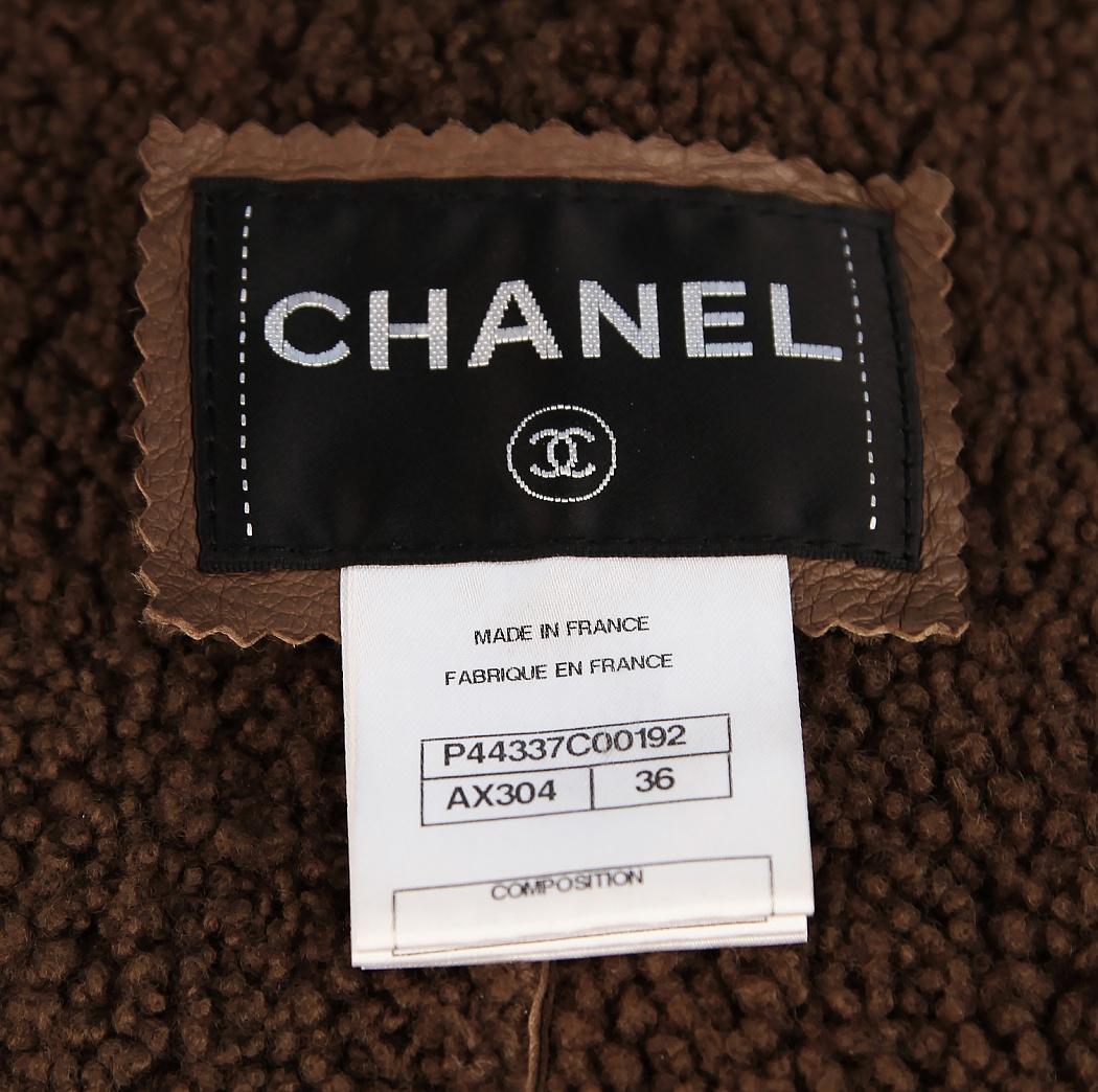 Chanel 14K$ Sammler CC Mantel aus Shearling mit Knöpfen  im Angebot 3