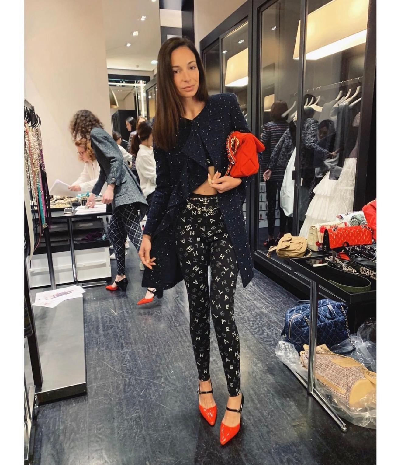 CHANEL 14K$ Jewel Logo Emebellished Twed Mantel 38 FR im Zustand „Neu“ im Angebot in Dubai, AE