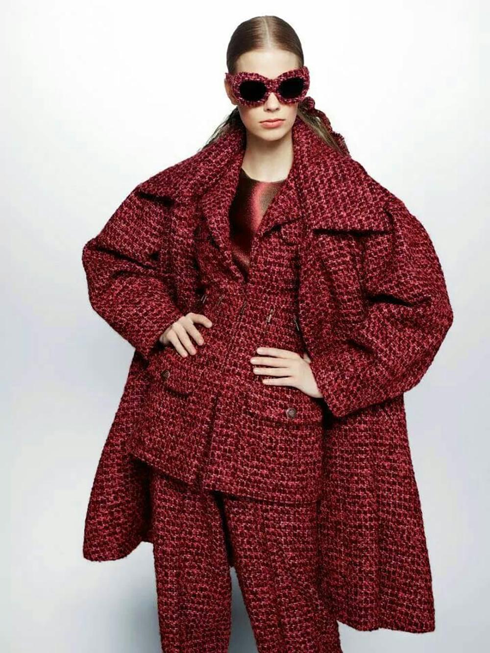 CHANEL - Museo Rara chaqueta de tweed arquitectónico burdeos con detalles de cremallera
- 