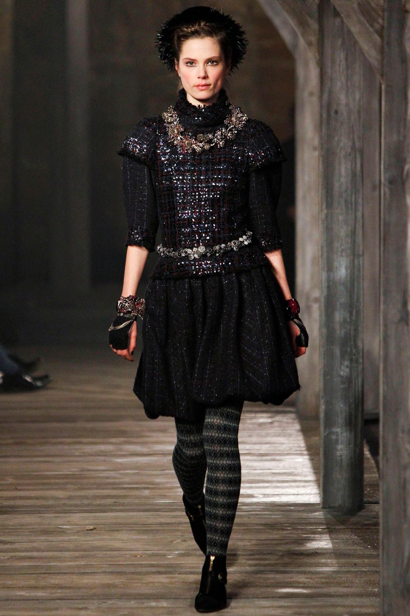 Violet Chanel 15K$ Worth Paris / Edinburg Runway Tweed Dress 36 FR en vente