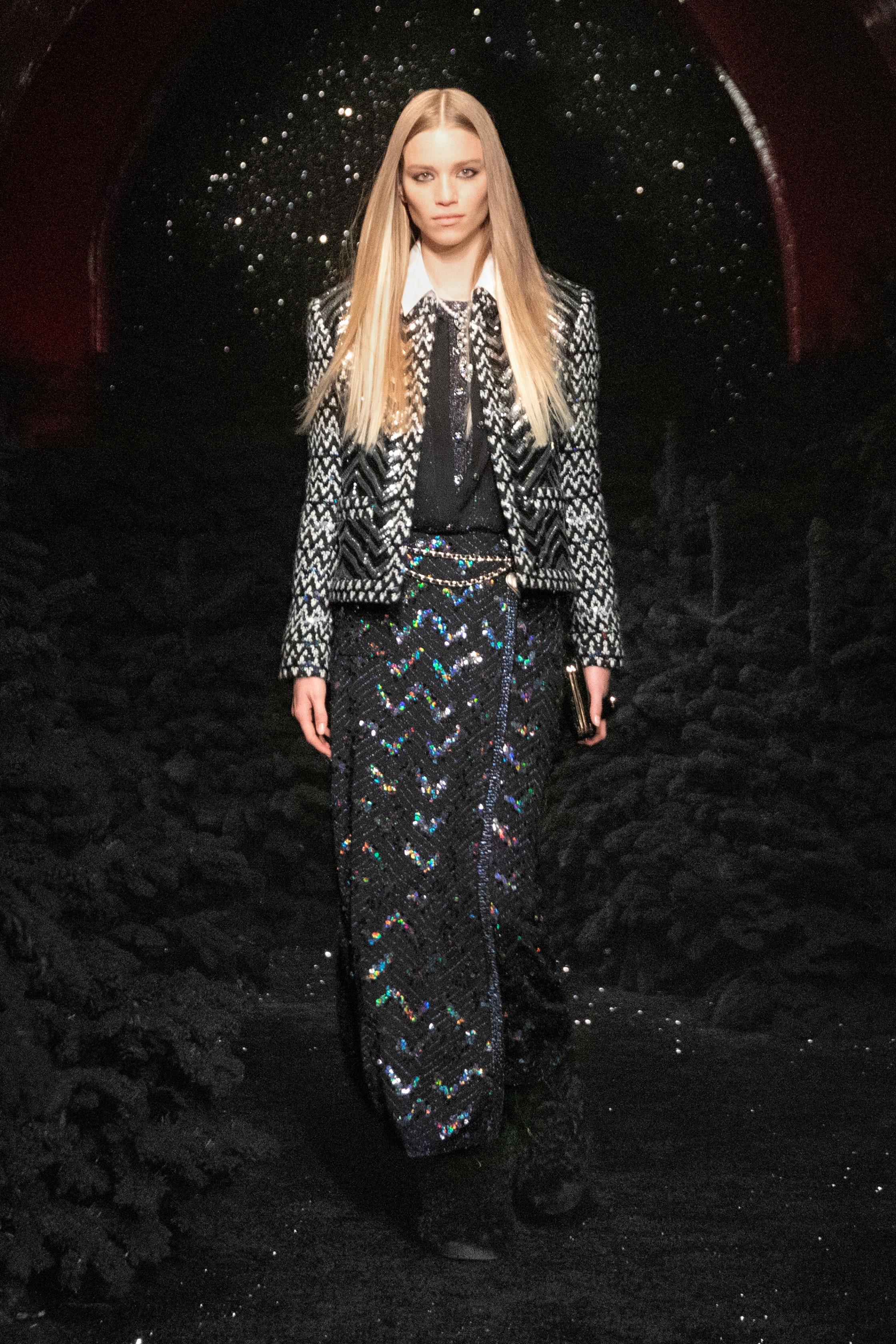 New stunning Chanel black tweed jacket with chevron sequin embellishment ~ from Runway of 2022 Fall Collection ~ 22A by Mdm Virginie Viard
~ Boutique price over 14,000$
Size mark 36 FR / Condition: never worn
- most iconic 4-patch-pockets