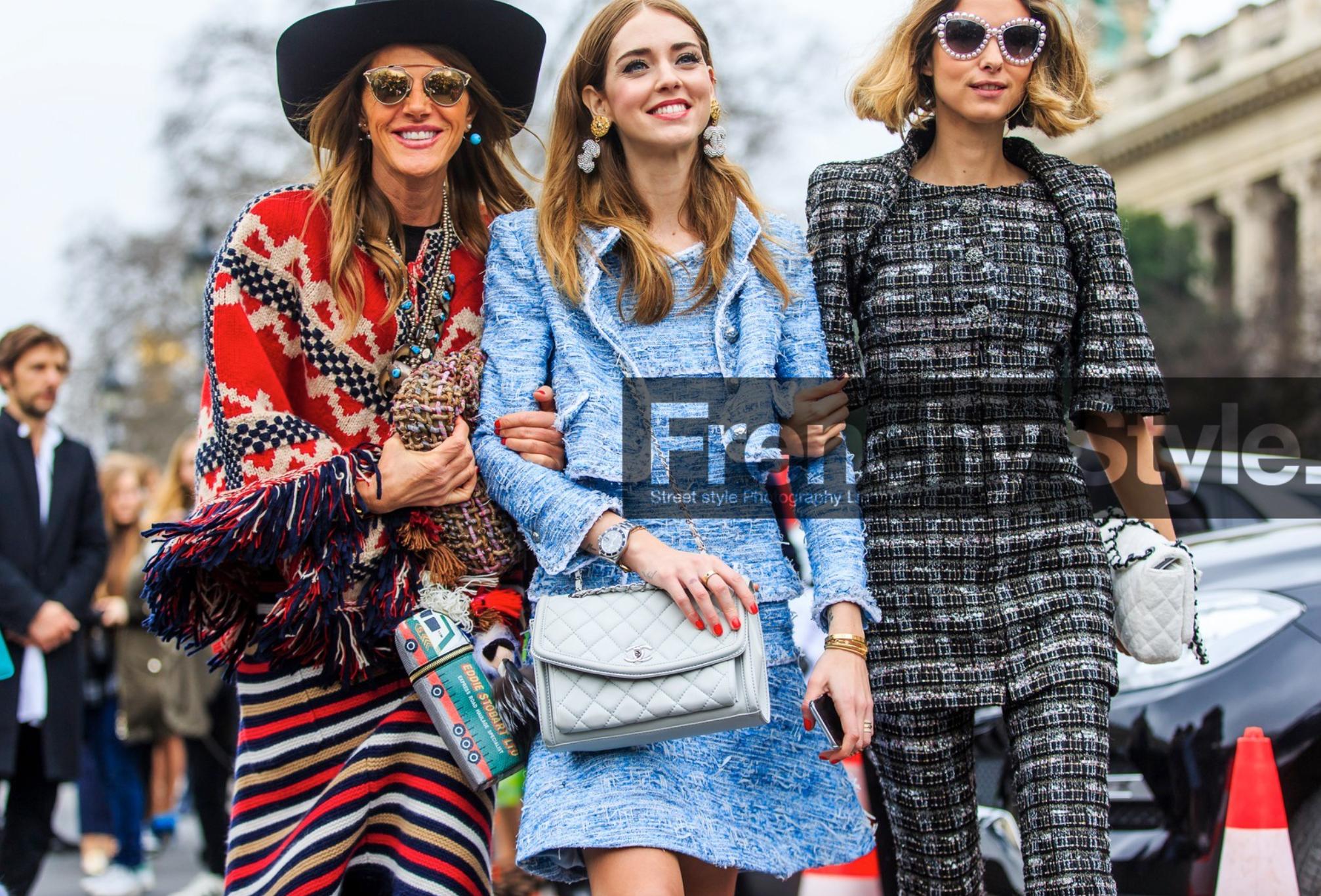 CHANEL - Veste en tweed à rubans noirs 
- Relique de défilé de la Collectional Paris / DUBAI 2015 de Karl Lagerfeld

~ La valeur en boutique est supérieure à 14 000 dollars, et les estimations actuelles dépassent les 20 000 dollars, 
cette relique