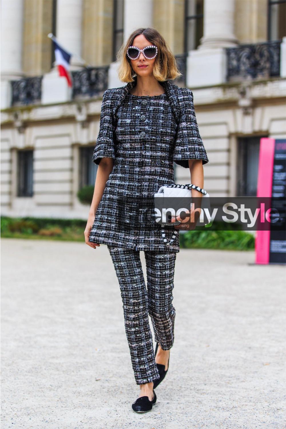 Chanel Paris / Dubaï, veste en tweed noire à rubans, 38 FR 14 carats en vente 1