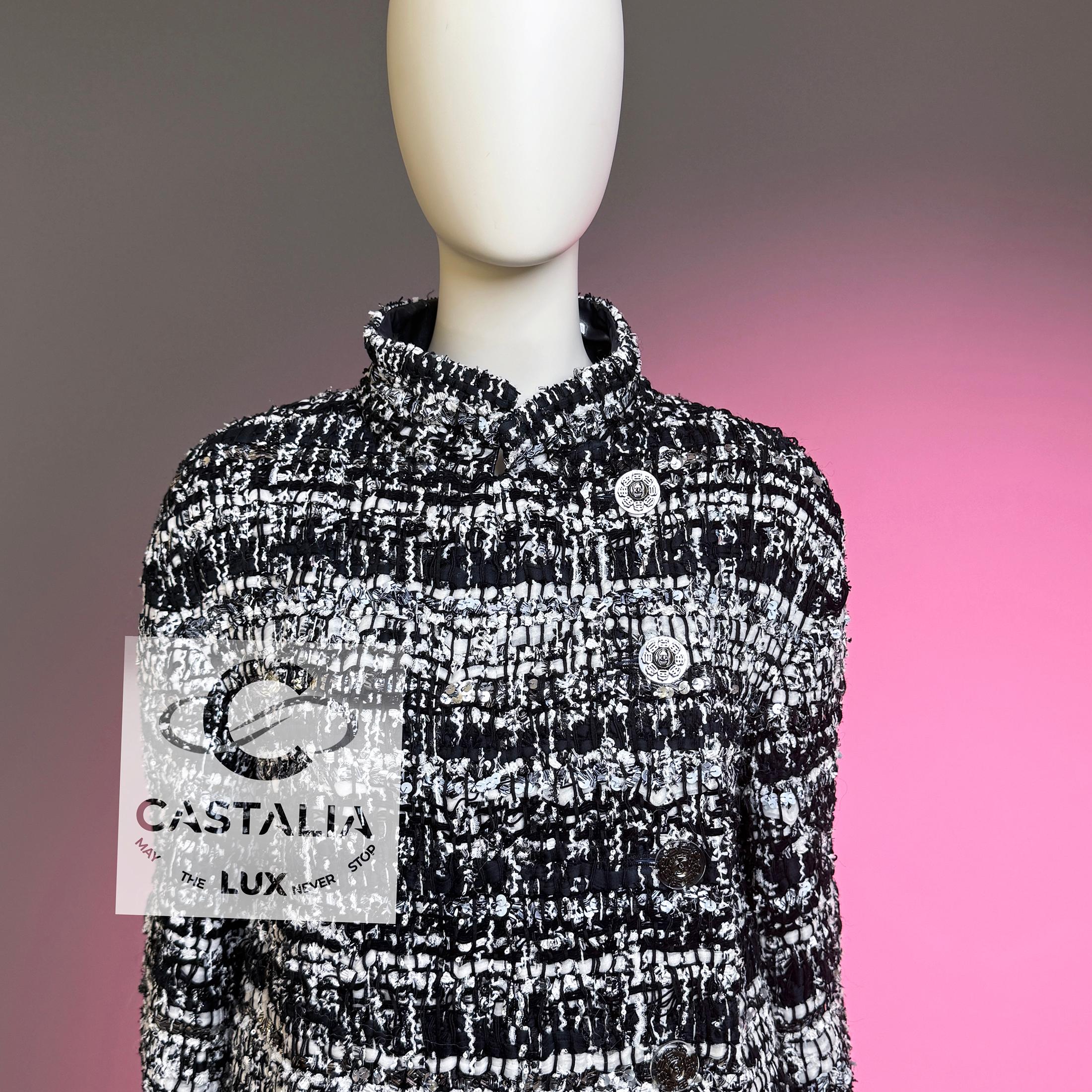 Women's or Men's Chanel  14K$ Paris / Seoul Futuristic Ribbon Tweed Jacket 40 FR For Sale