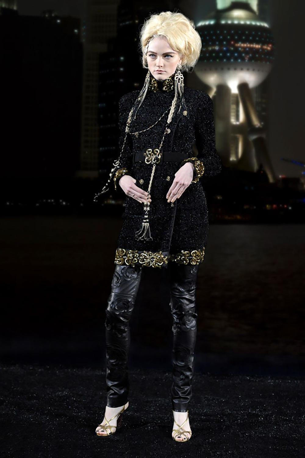 Boutique-Preis über 14,000$
Seltener luxuriöser Chanel schwarzer Lesage Tweed Mantel mit CC Schnallengürtel : aus Paris / SHANGHAI Collection'S, Metiers d'Art
- CC Logo antike 'Münzen' Knöpfe
- schwarzes Seidenfutter
Größenbezeichnung 40 FR. Nie