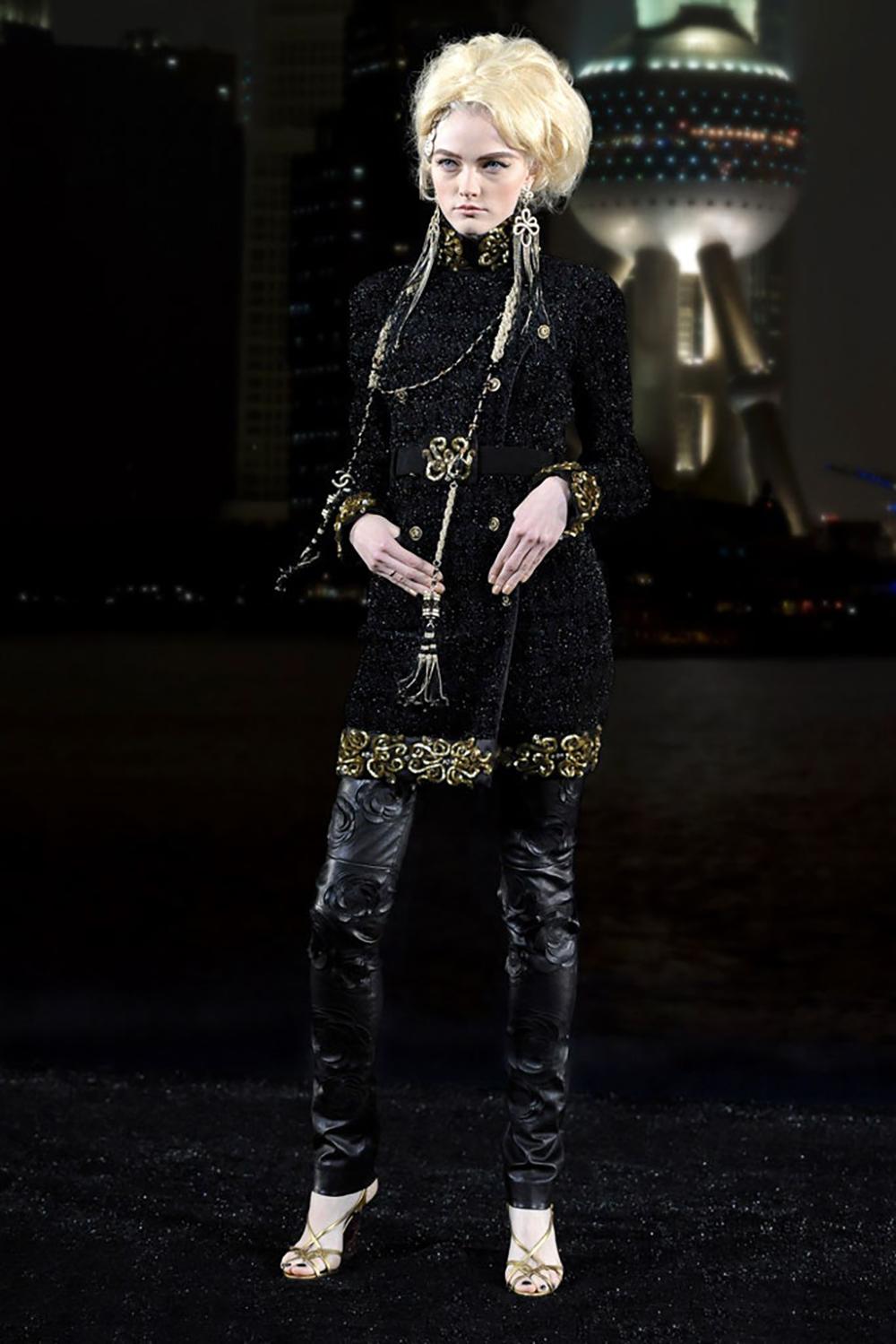 Boutique price over 14,000$
Rarest luxurious Chanel black lesage tweed coat with CC buckle belt : from Paris / SHANGHAI Collection, Metiers d'Art
- CC logo antique 'coins' buttons
- black silk lining
Size mark 40 FR / Condition: never worn