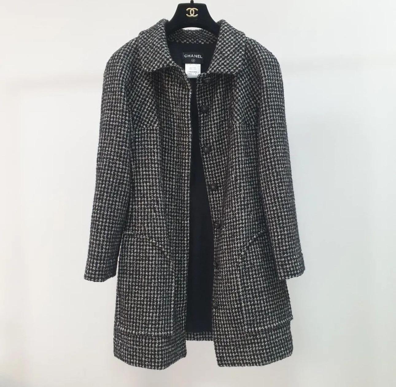CHANEL 14PF  Wool Silk Tweed Coat  In Excellent Condition For Sale In Krakow, PL