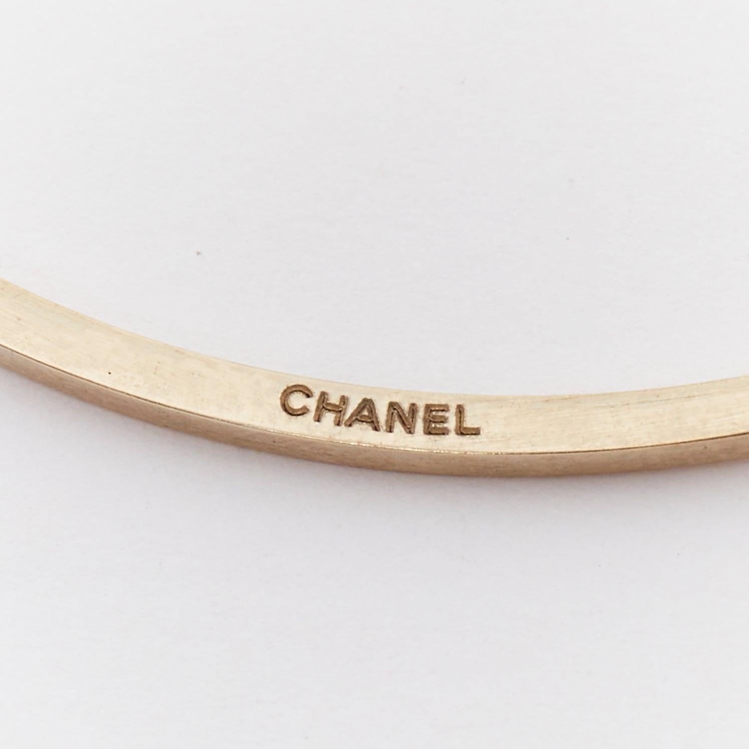 CHANEL 14S Runway Orbital groß XL Perle CC Logo Gold Metall Armreif M im Angebot 1