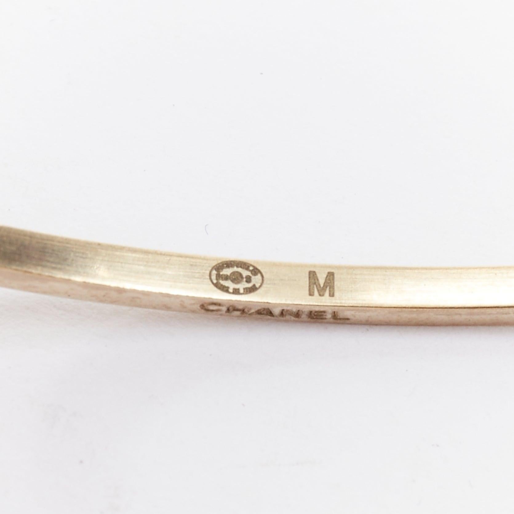CHANEL 14S Runway Orbital groß XL Perle CC Logo Gold Metall Armreif M im Angebot 2