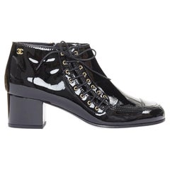 Chanel 15A Paris-Salzbourg : bottines à lacets en verni noir et dentelle CC, taille 39 (EU)