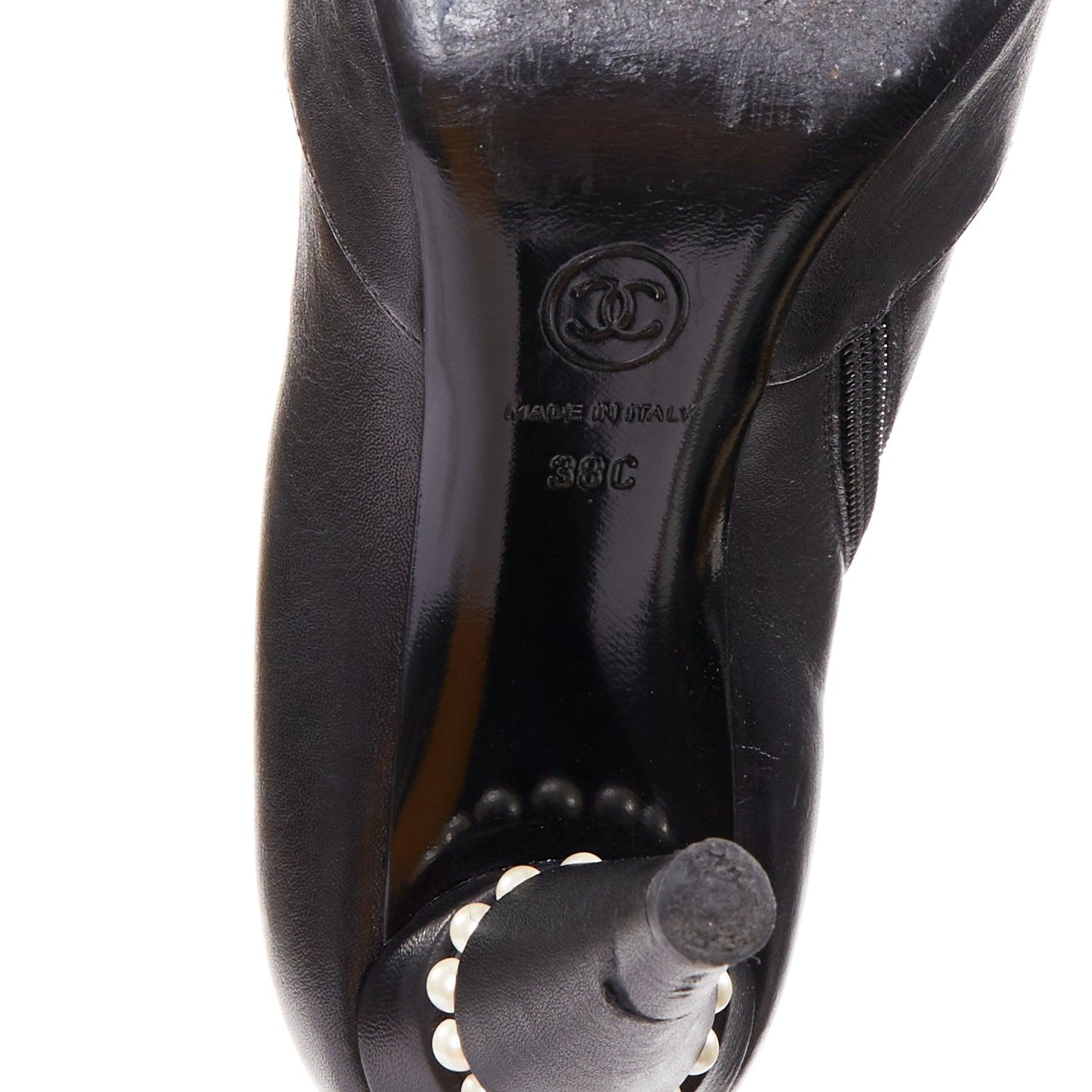 CHANEL 15C bottines à talon haut conique en cuir de veau noir faussement perlé EU38 en vente 5