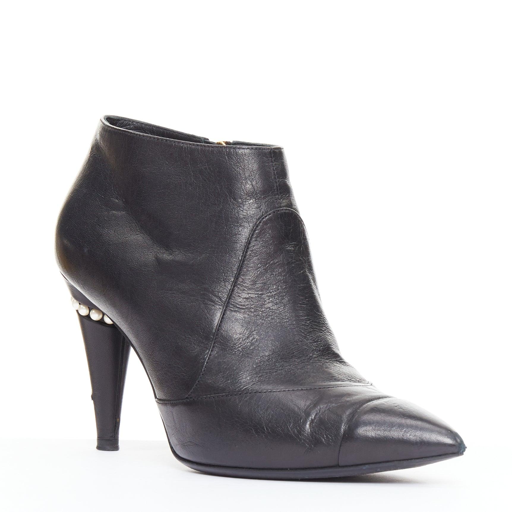 CHANEL 15C bottines à talon haut conique en cuir de veau noir faussement perlé EU38
Référence : TGAS/E00979
Marque : Chanel
Designer : Karl Lagerfeld
Collectional : 15C
MATERIAL : Cuir
Couleur : noir, perle
Motif : Solide
Fermeture : Zip
Doublure :