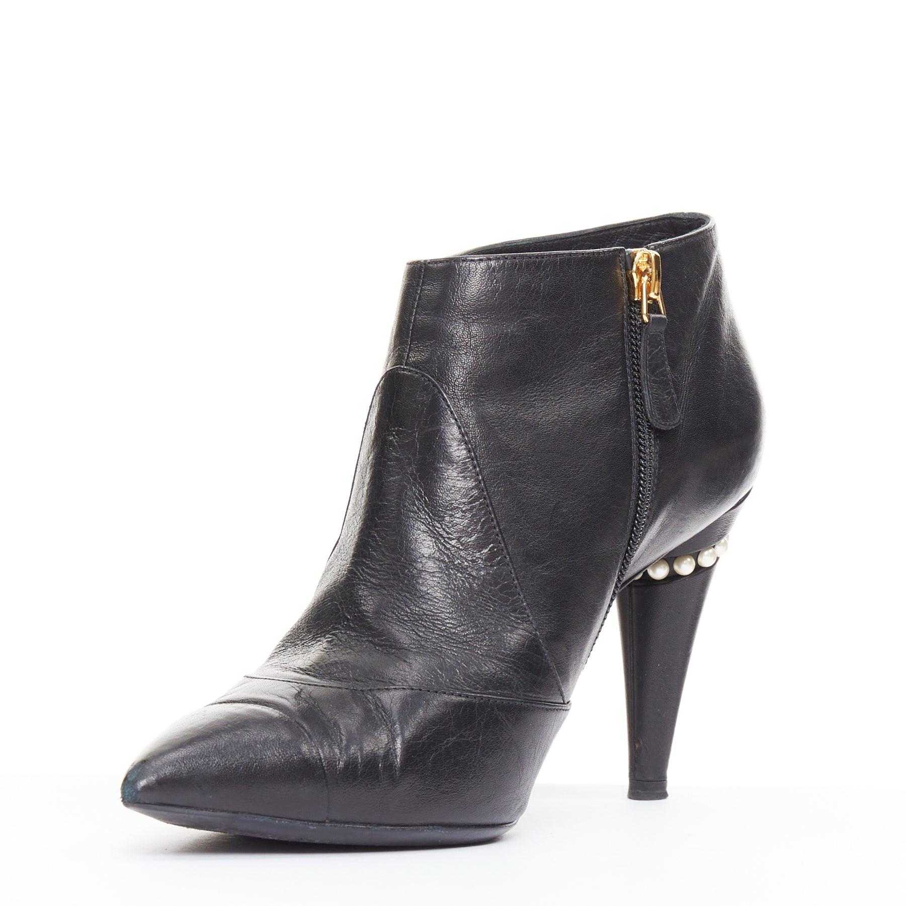 CHANEL 15C bottines à talon haut conique en cuir de veau noir faussement perlé EU38 Bon état - En vente à Hong Kong, NT