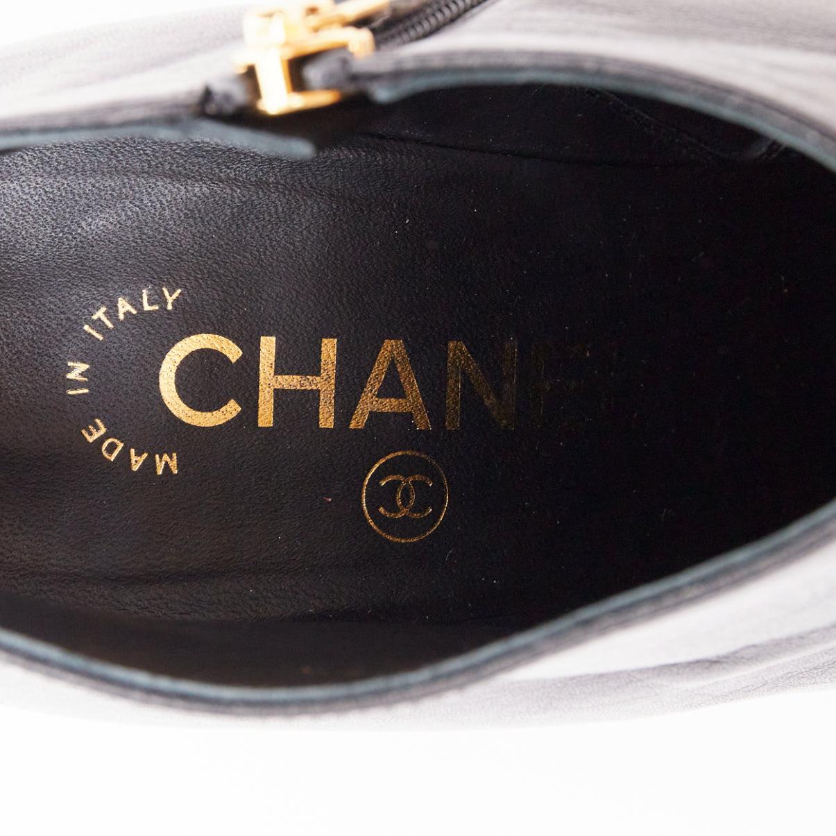 CHANEL 15C bottines à talon haut conique en cuir de veau noir faussement perlé EU38 en vente 4