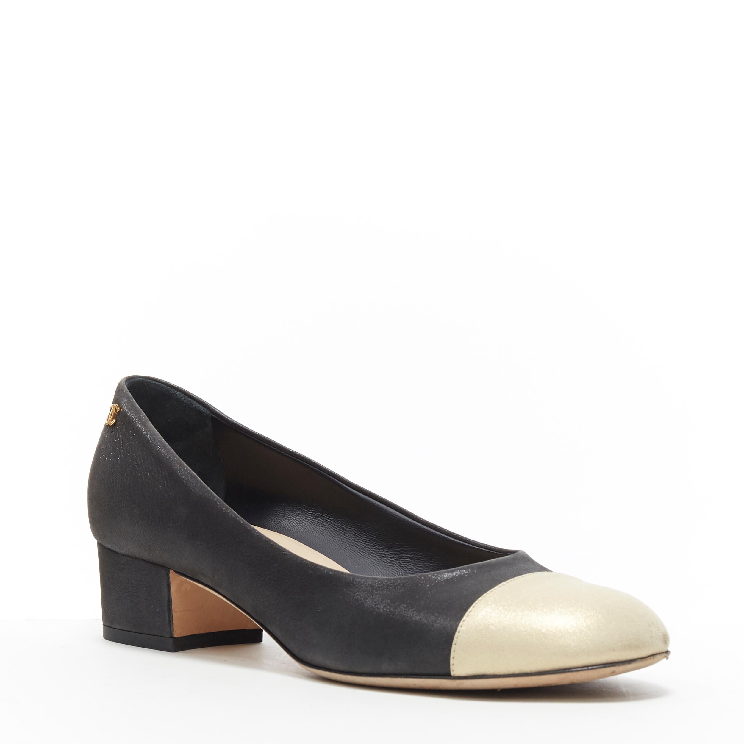 CHANEL 15C black gold toe cap round toe block heel CC mid heel pump EU38.5
Brand: Chanel
Designer: Karl Lagerfeld
Model Name / Style: Pump
Material: Fabric
Color: Black
Pattern: Solid
Closure: Slip on
Extra Detail: Mid (2-2.9 in) heel height. Round