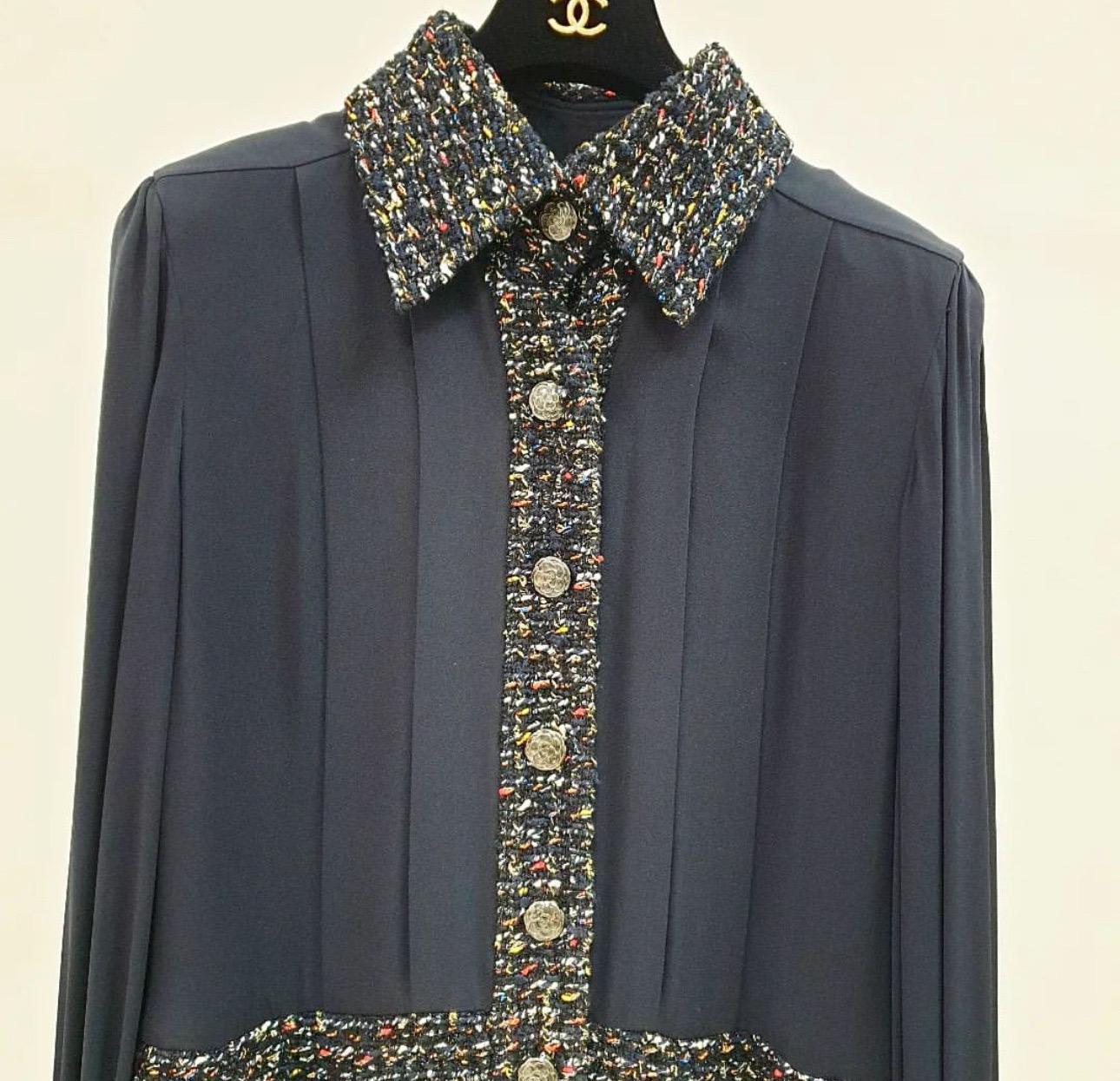 Robe Chanel 15K Camélia boutonnée en tweed Excellent état - En vente à Krakow, PL