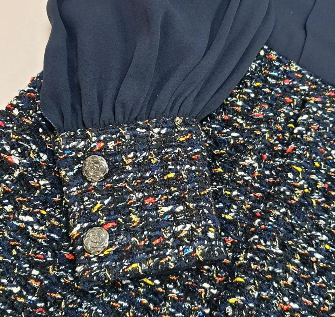 Robe Chanel 15K Camélia boutonnée en tweed Pour femmes en vente
