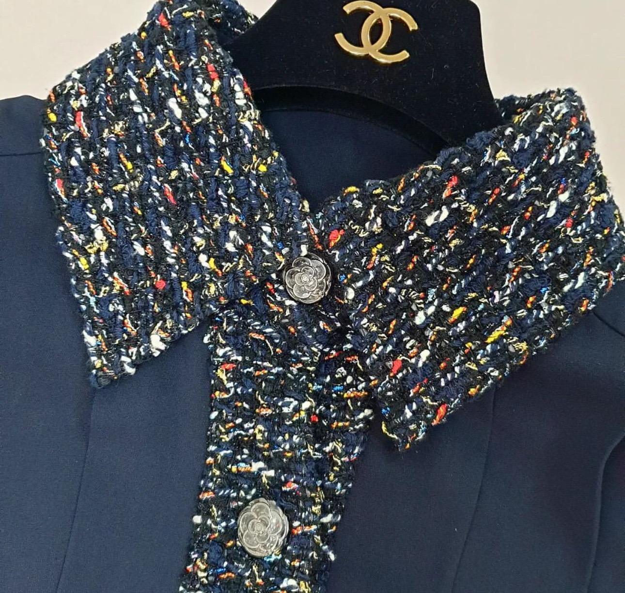Robe Chanel 15K Camélia boutonnée en tweed en vente 2