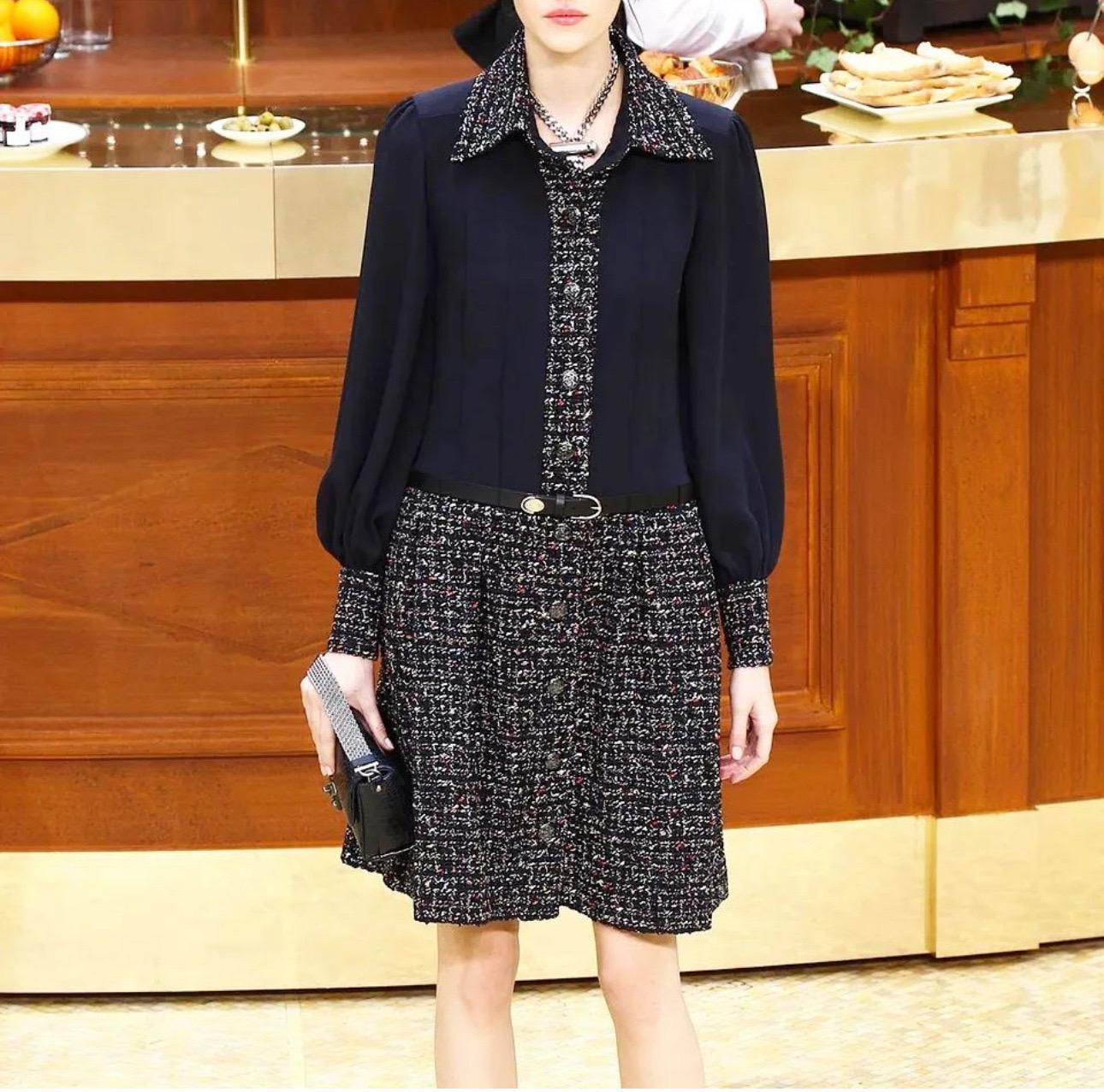 Robe Chanel 15K Camélia boutonnée en tweed en vente 3