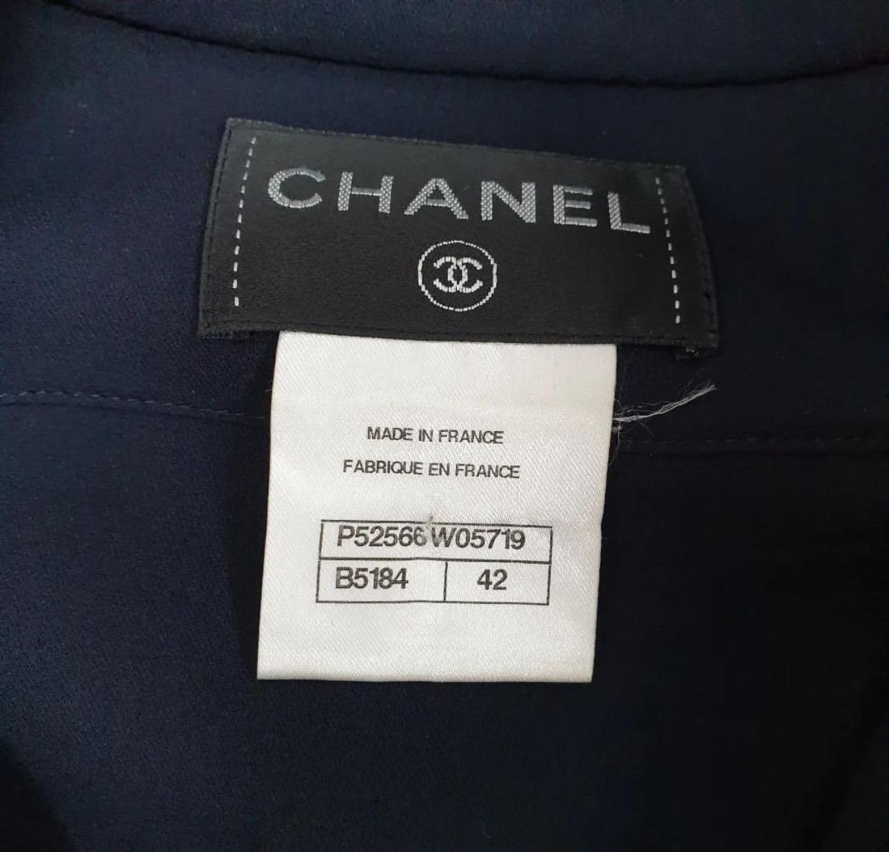 Robe Chanel 15K Camélia boutonnée en tweed en vente 4